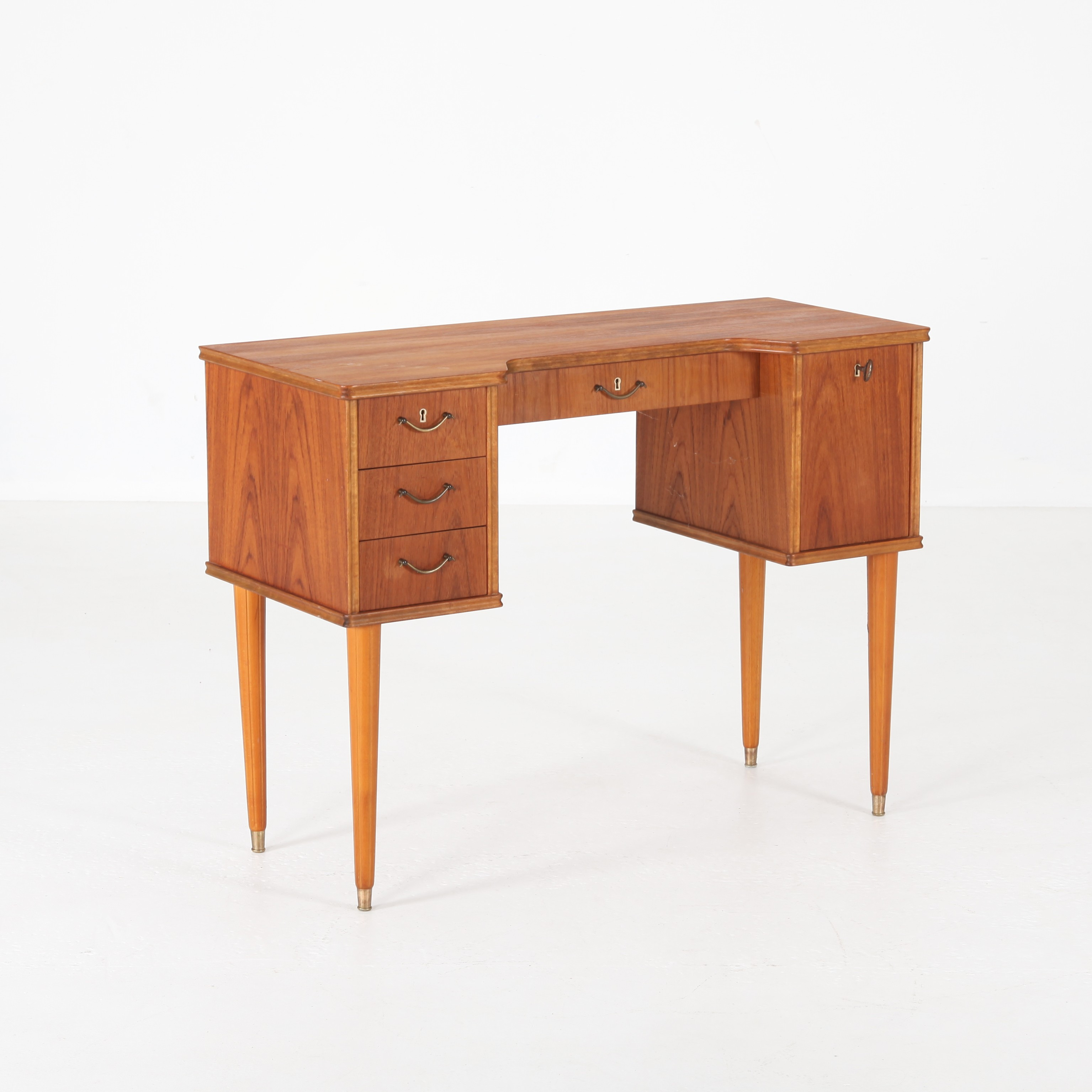 SKRIVBORD/SMINKBORD, teak, 1950-tal.