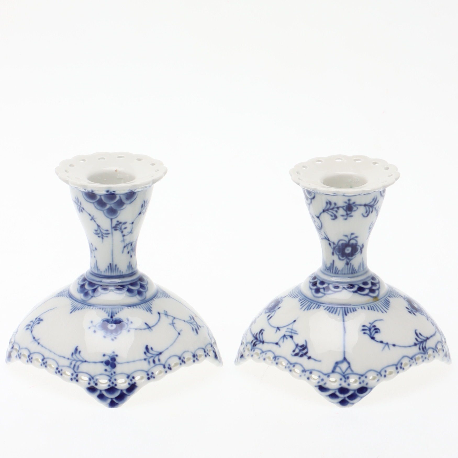 LJUSSTAKAR, ett par, porslin, helblond, "Musselmalet", Royal Copenhagen, Danmark.