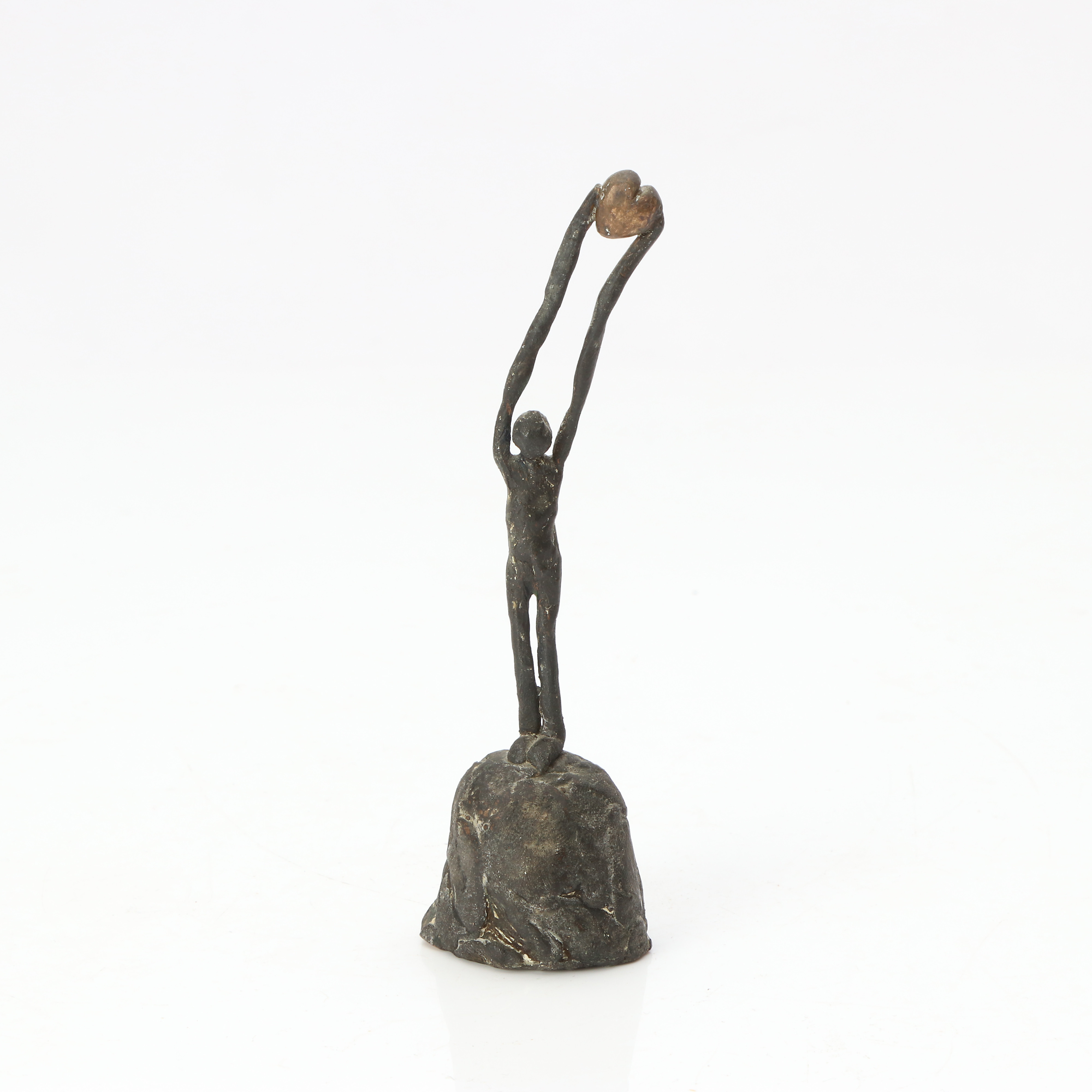 JOSEFIN AXELSSON. SKULPTUR. Patinerad brons. Figur med hjärta. Signerad J.
