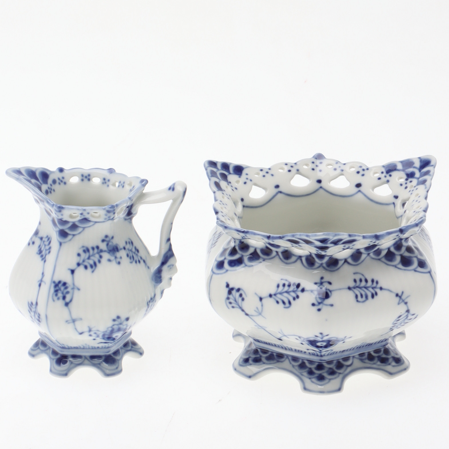GRÄDDKANNA & SOCKERSKÅL, 2 st, porslin, helblond, "Musselmalet", Royal Copenhagen, Danmark.