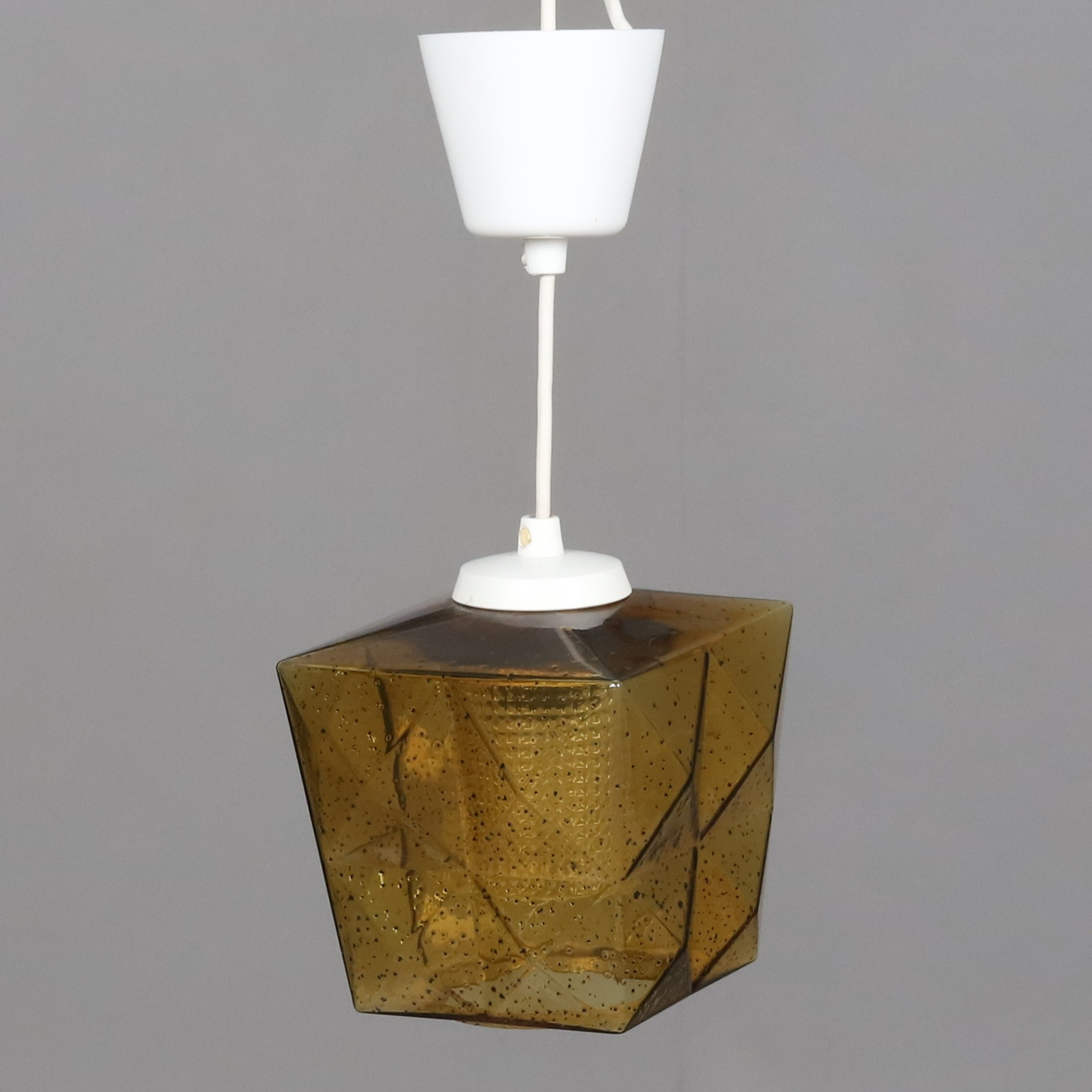 TAK/FÖNSTERLAMPA. Bärnstensfärgad glaskupa, 1900-talets andra hälft.