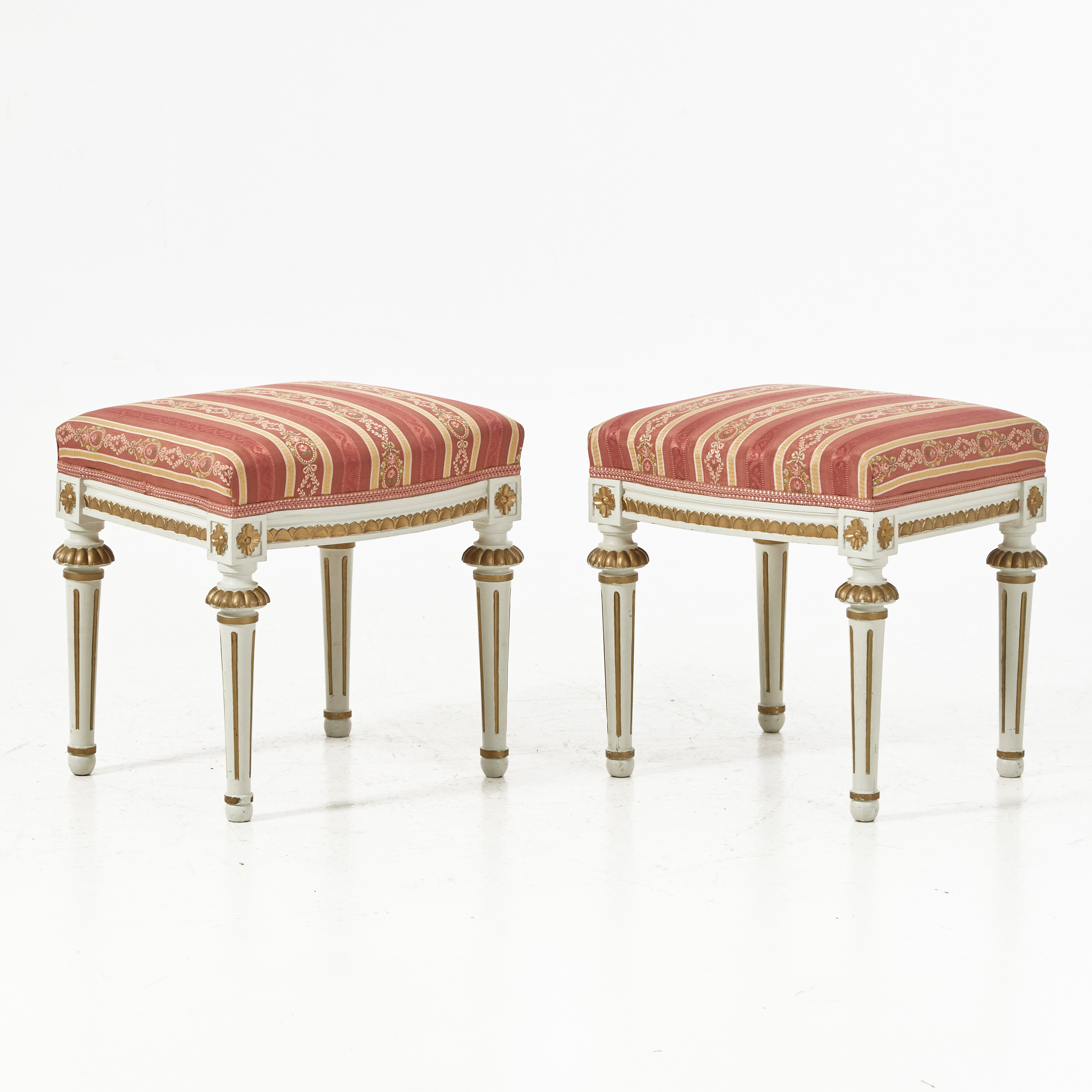 TABURETTER, 1 par, gustaviansk stil, vitmålade med bronserad dekor, fast stoppad sits.