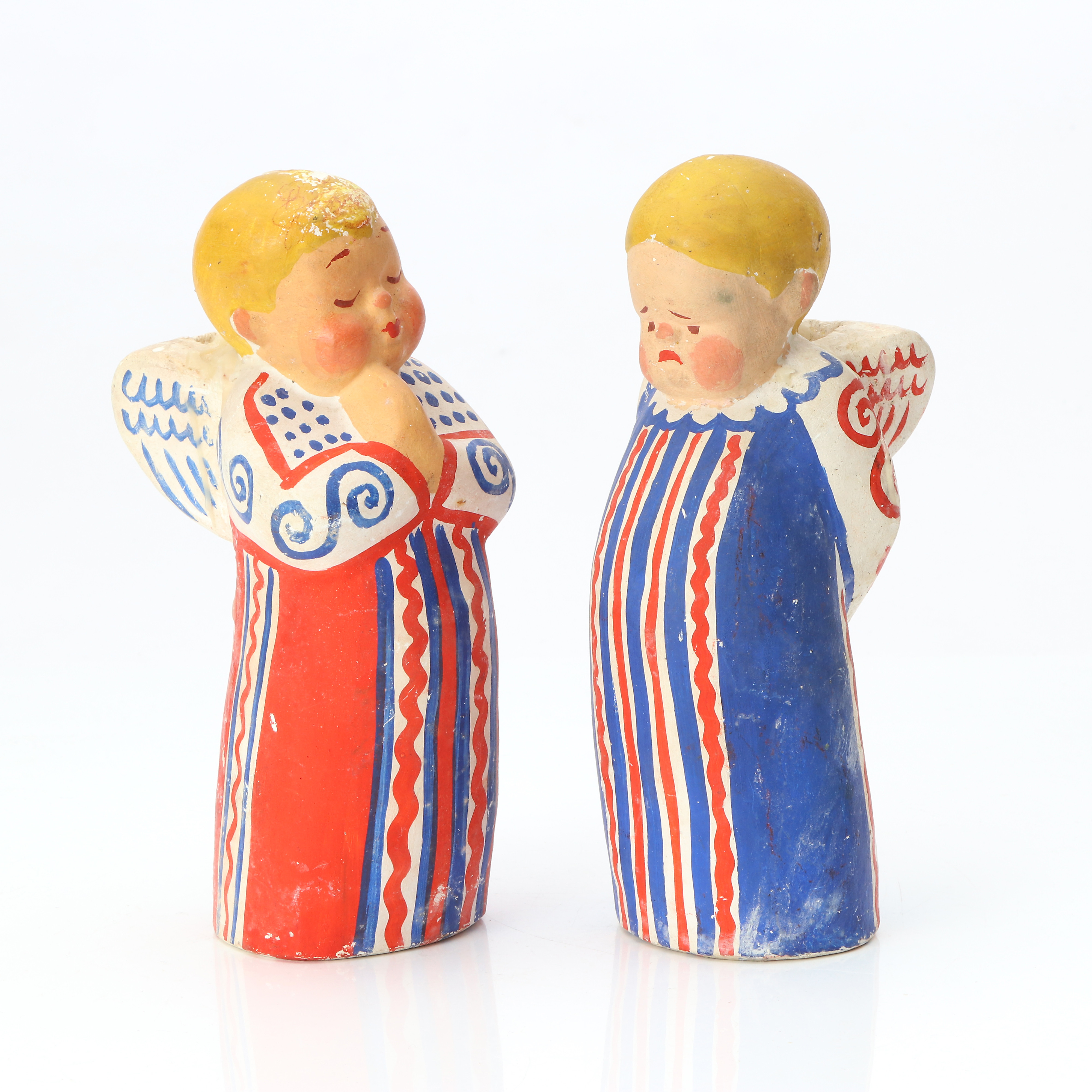 SVENSKT TENN, LJUSSTAKAR, ETT PAR. Bemålad gips. I form av änglar. 1900-talets andra hälft.