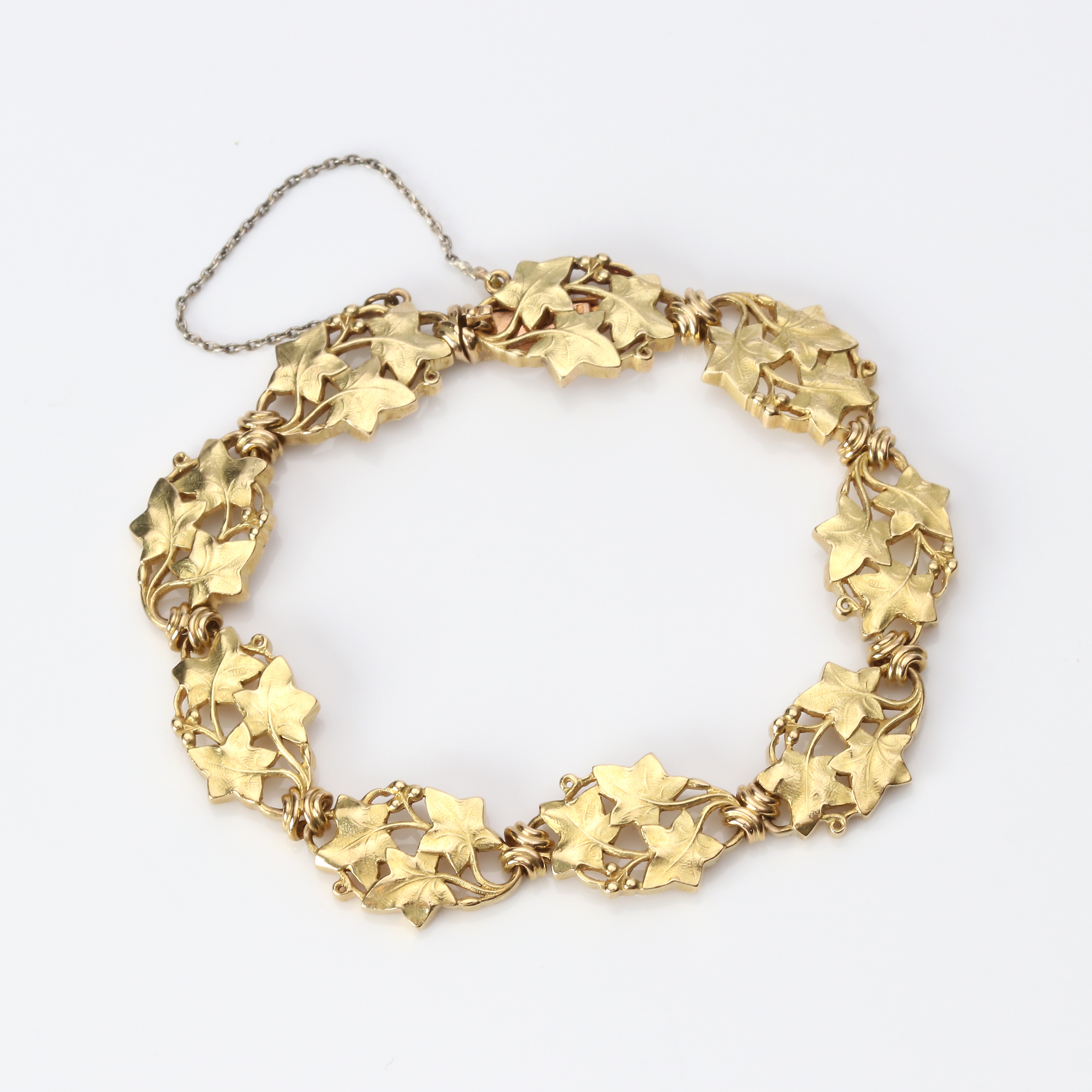 ARMBAND. 18k tvåfärgat guld i form av murgröna, vikt ca 24,0 gram.