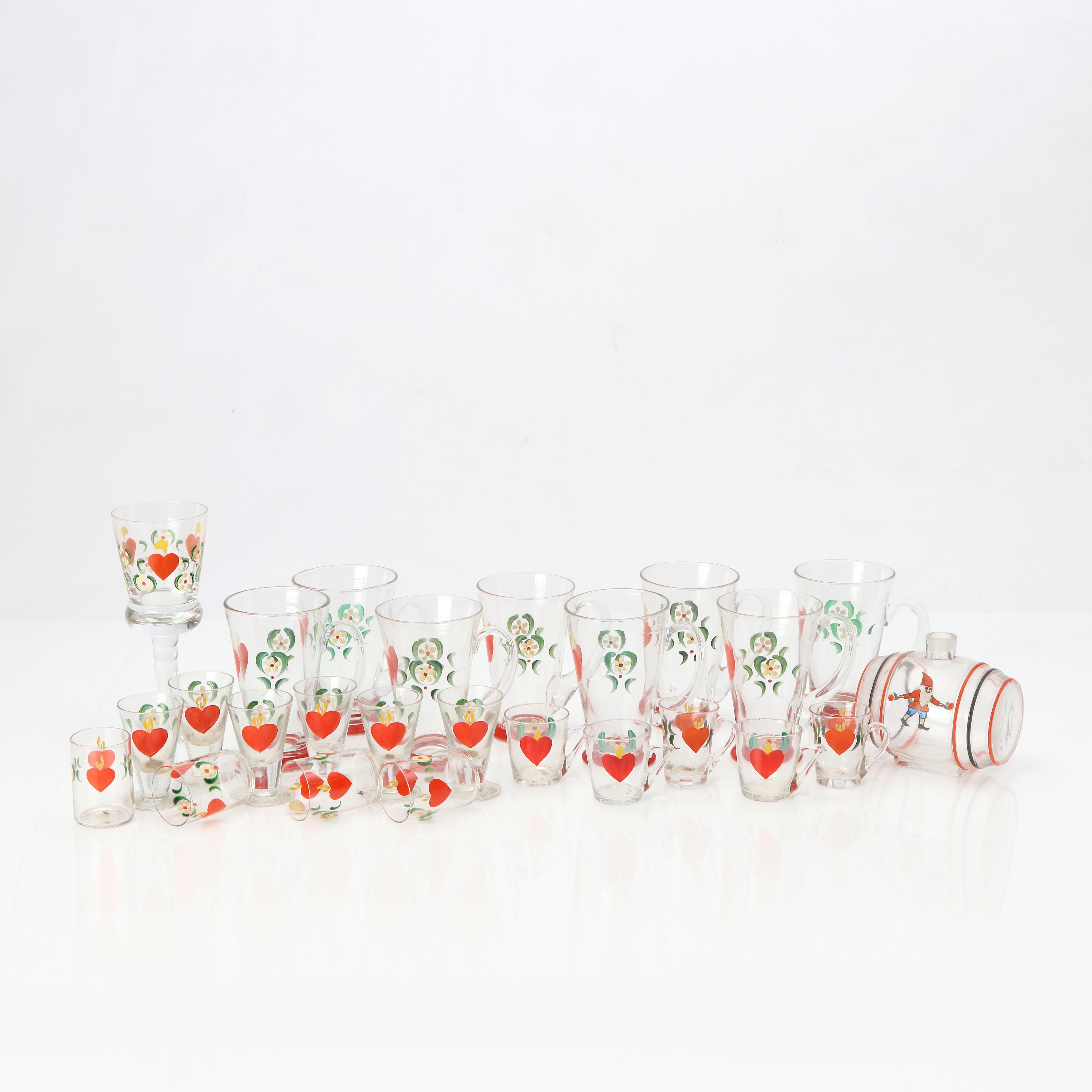 JULGLAS, 25 DELAR. Glas med bemålad dekor. 1900-tal. Bl.a. Boda.