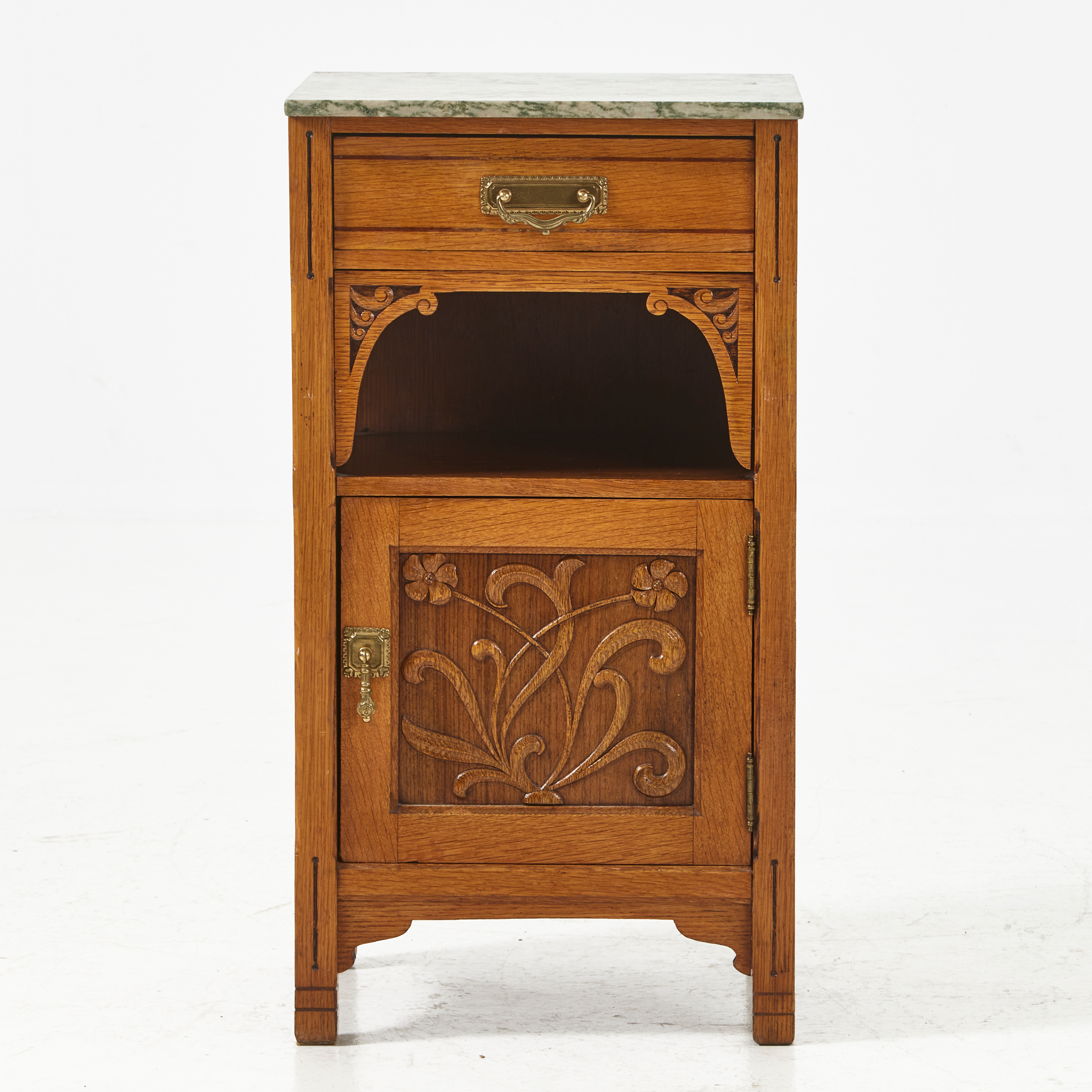 SÄNGBORD, jugend, sekelskifte 1900, valnöt, dörr med reliefdekor, skiva av marmor.