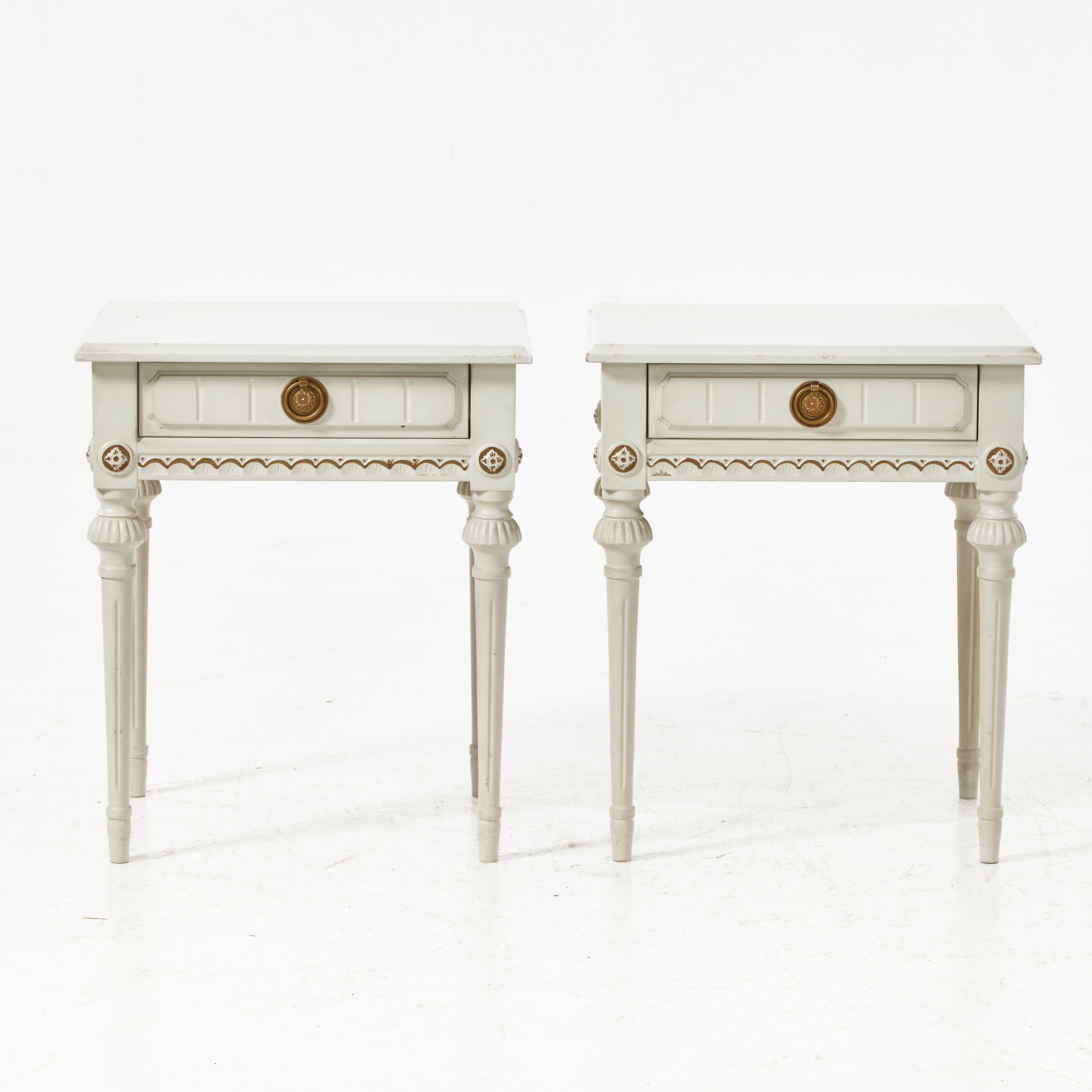 SÄNGBORD, 1 par, gustaviansk stil, 1900-talets mitt, vitmålade med bronserad dekor.