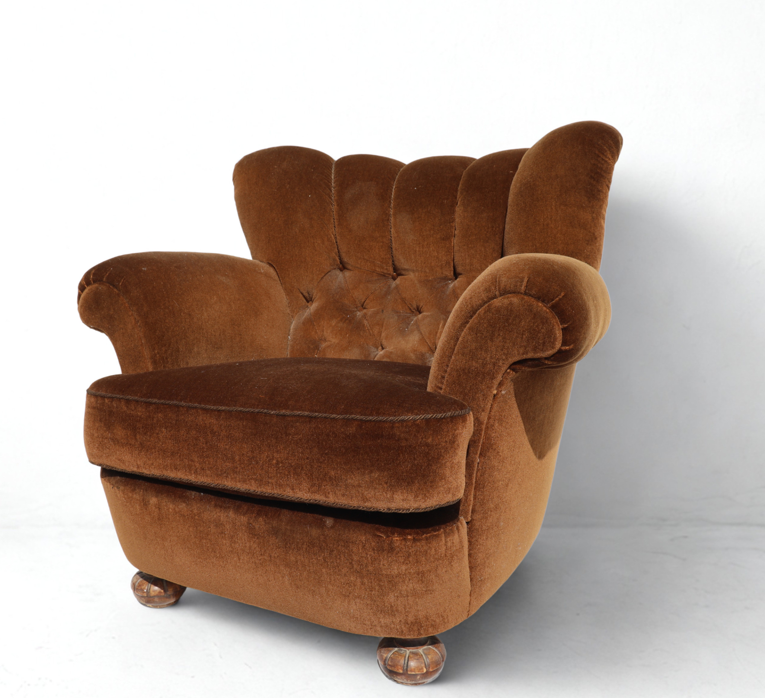 FÅTÖLJ, 1940-tal, swedish modern, betsade ben med skuren dekor, delvis knappstoppad klädsel.