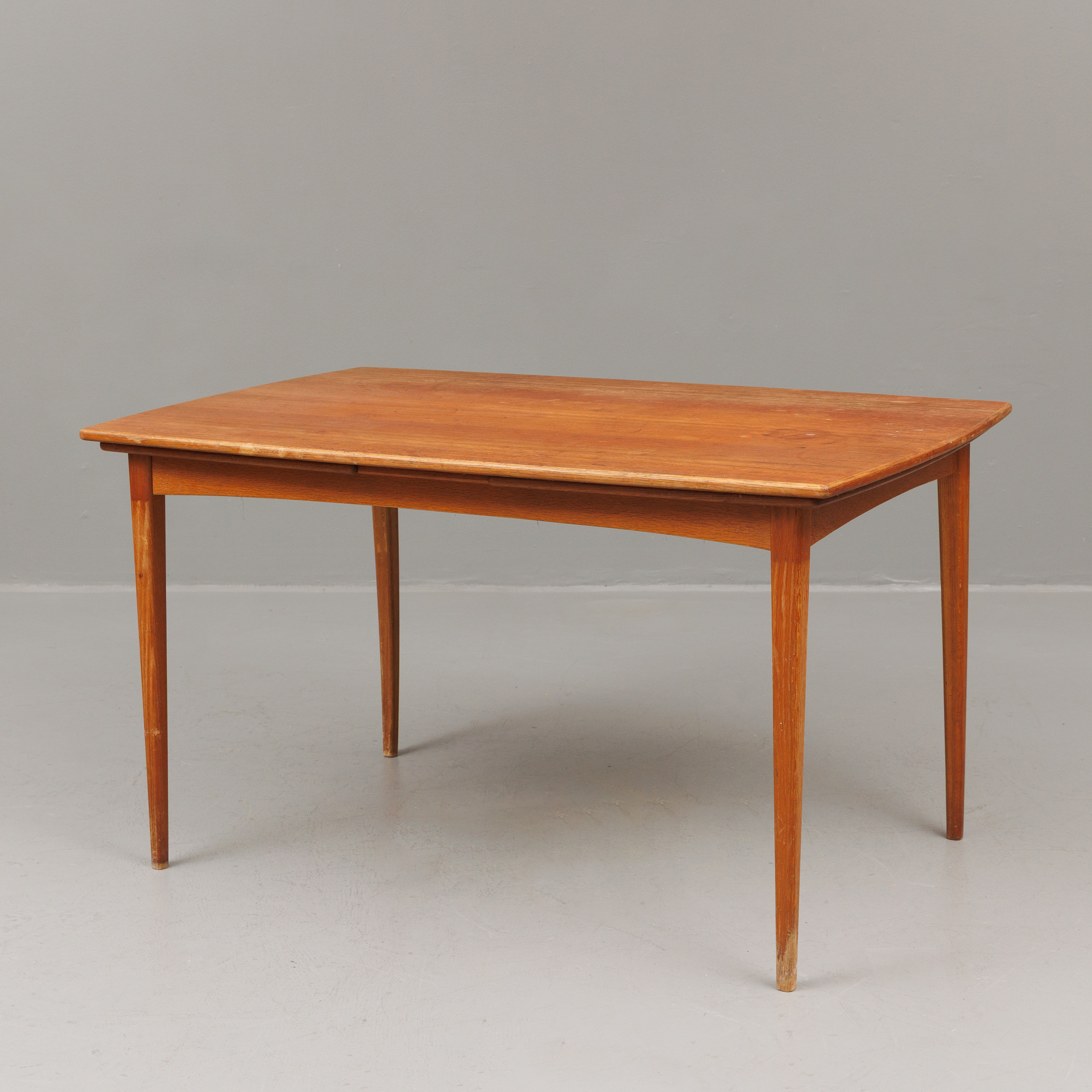 MATBORD, med två utdragbara klaffar, teak, 1900-talets mitt.