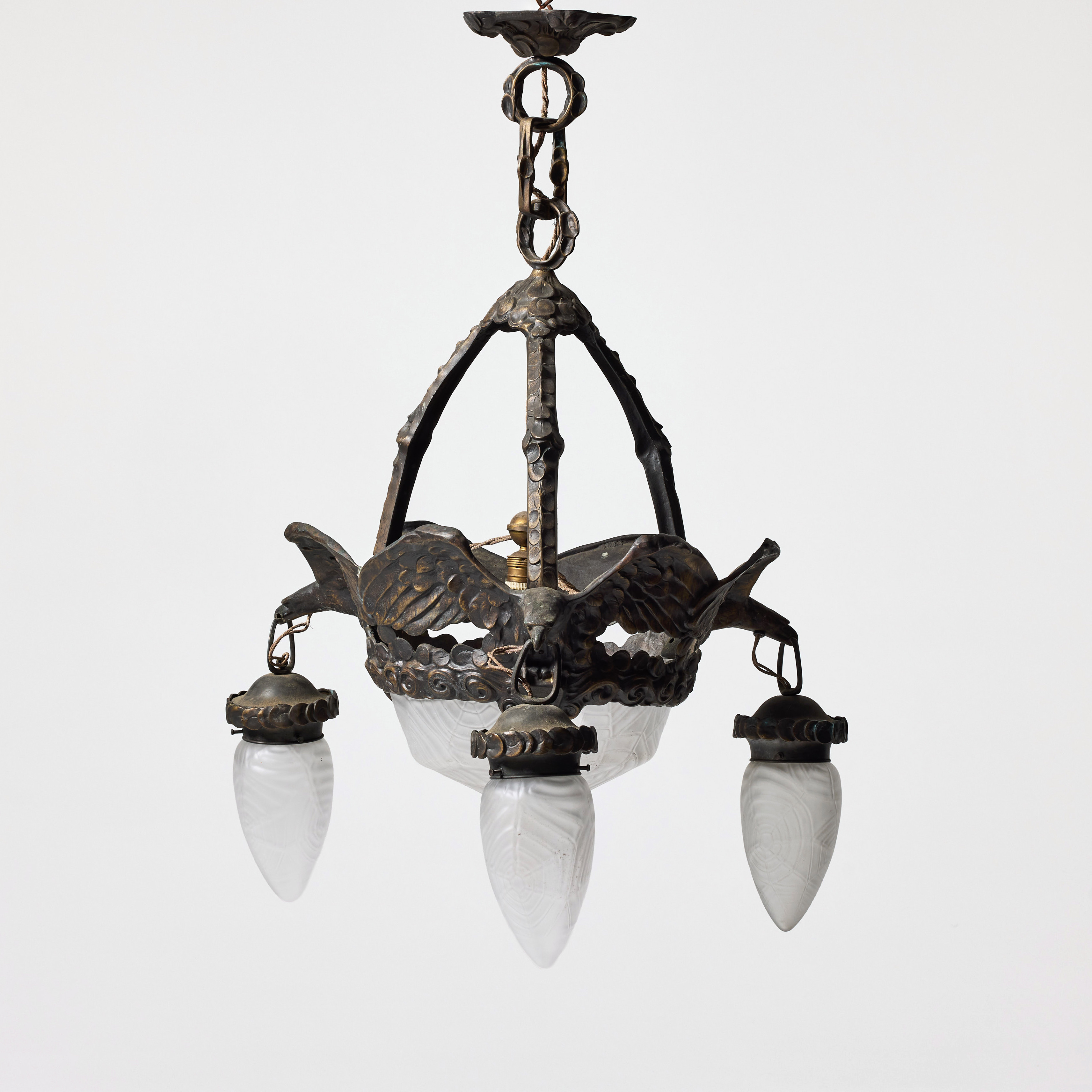 ARVID BÖHLMARKS LAMPFABRIK. Takarmatur, Stockholm 1910/20-tal, jugend, modell 5676, patinerad mässing och glas.