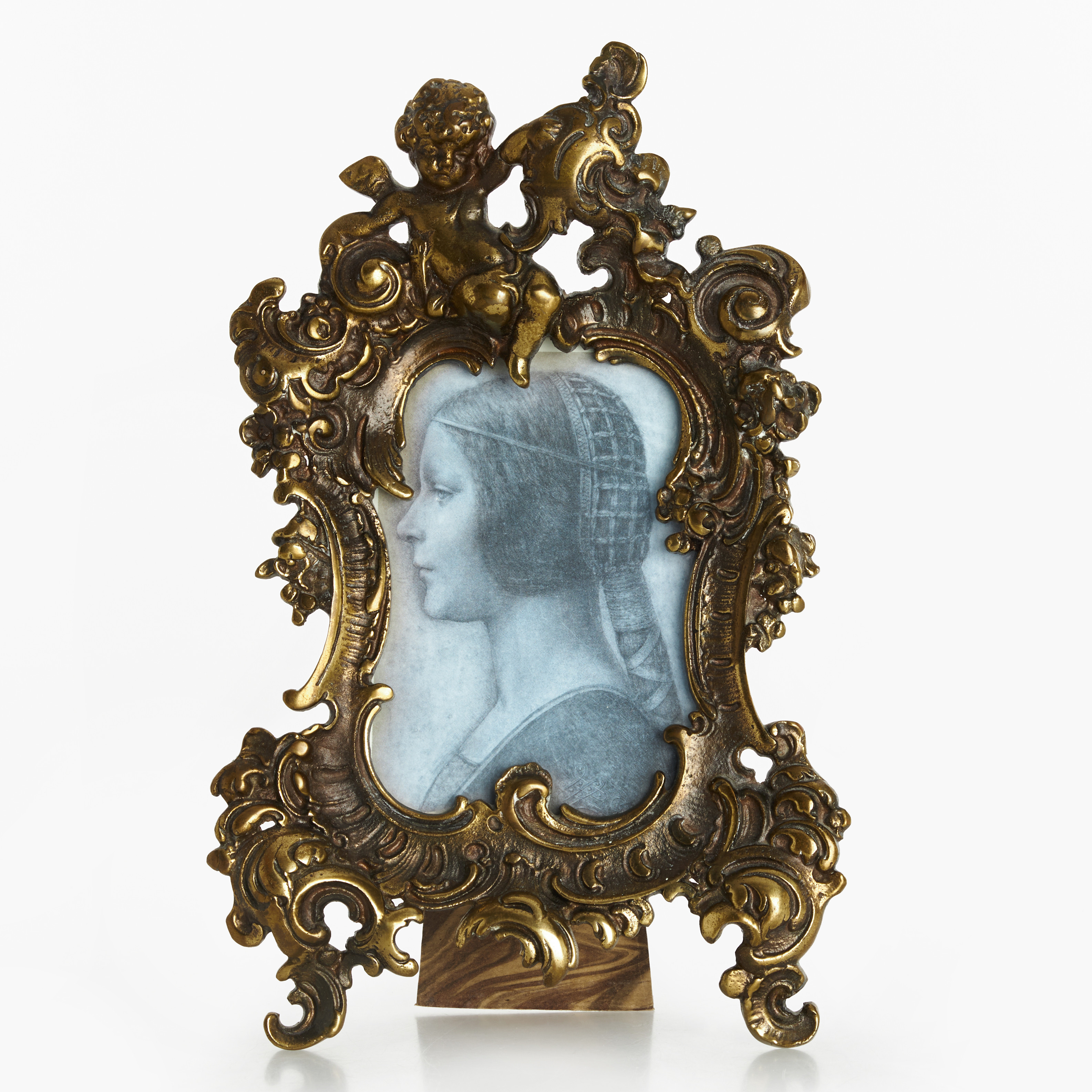 FOTORAM, rokokostil, dekor med rocailler och putti, tidigt 1900-tal. Patinerad mässing. Monterad med reproduktion efter Leonardo Da Vinci.
