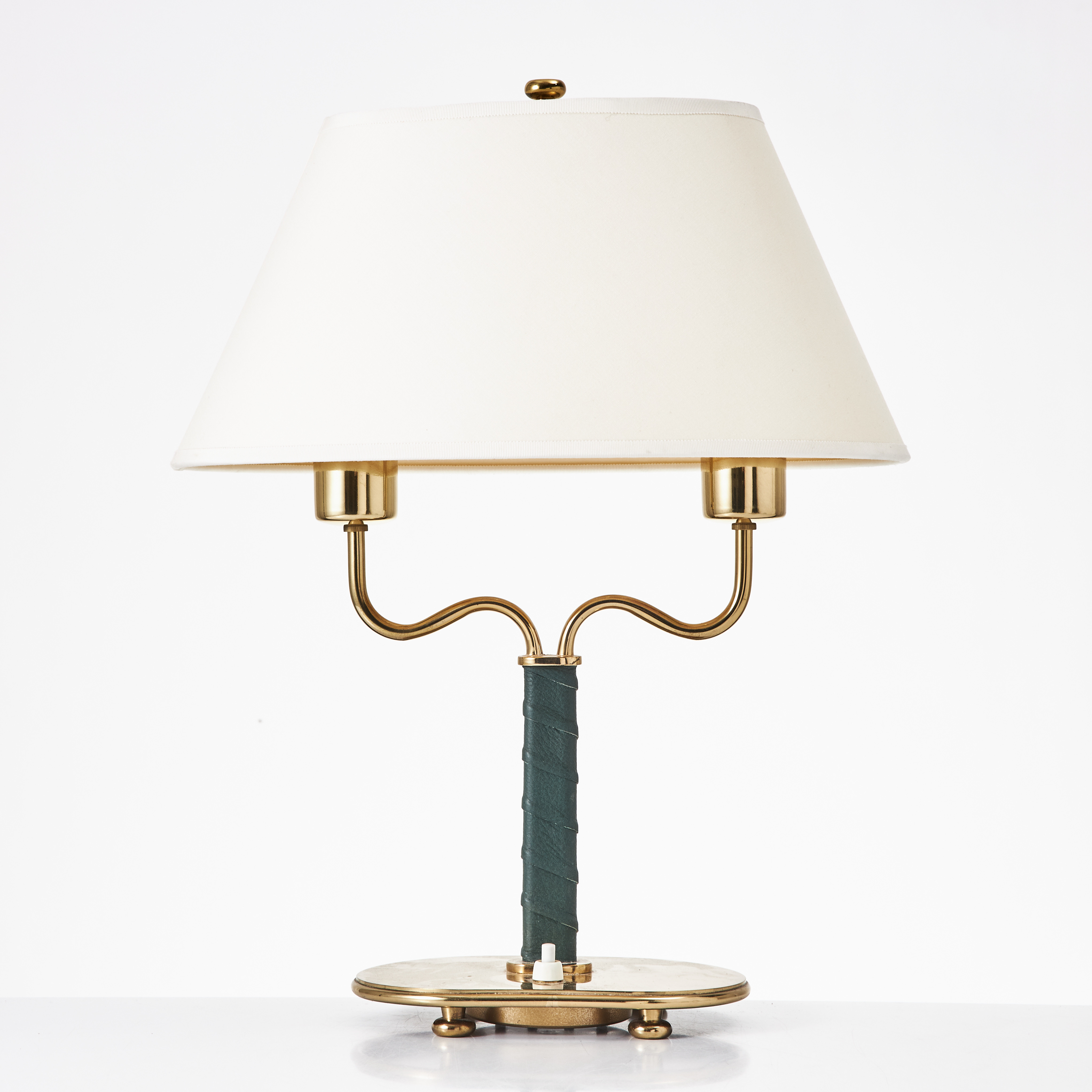 JOSEF FRANK. Bordslampa, modell 2388, Firma Svenskt Tenn.
