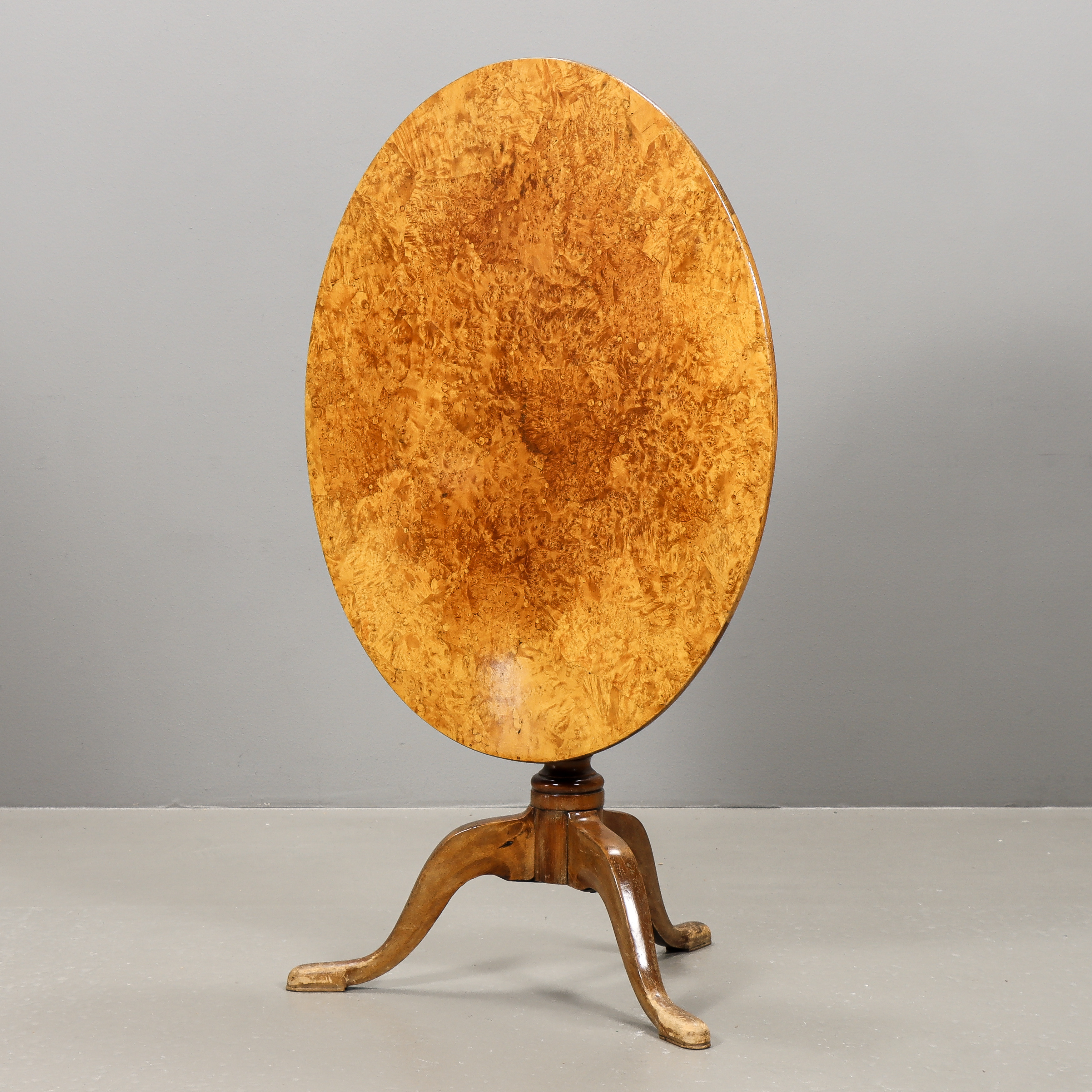 FÄLLBORD, fanerat med alrot, omkring år 1800.