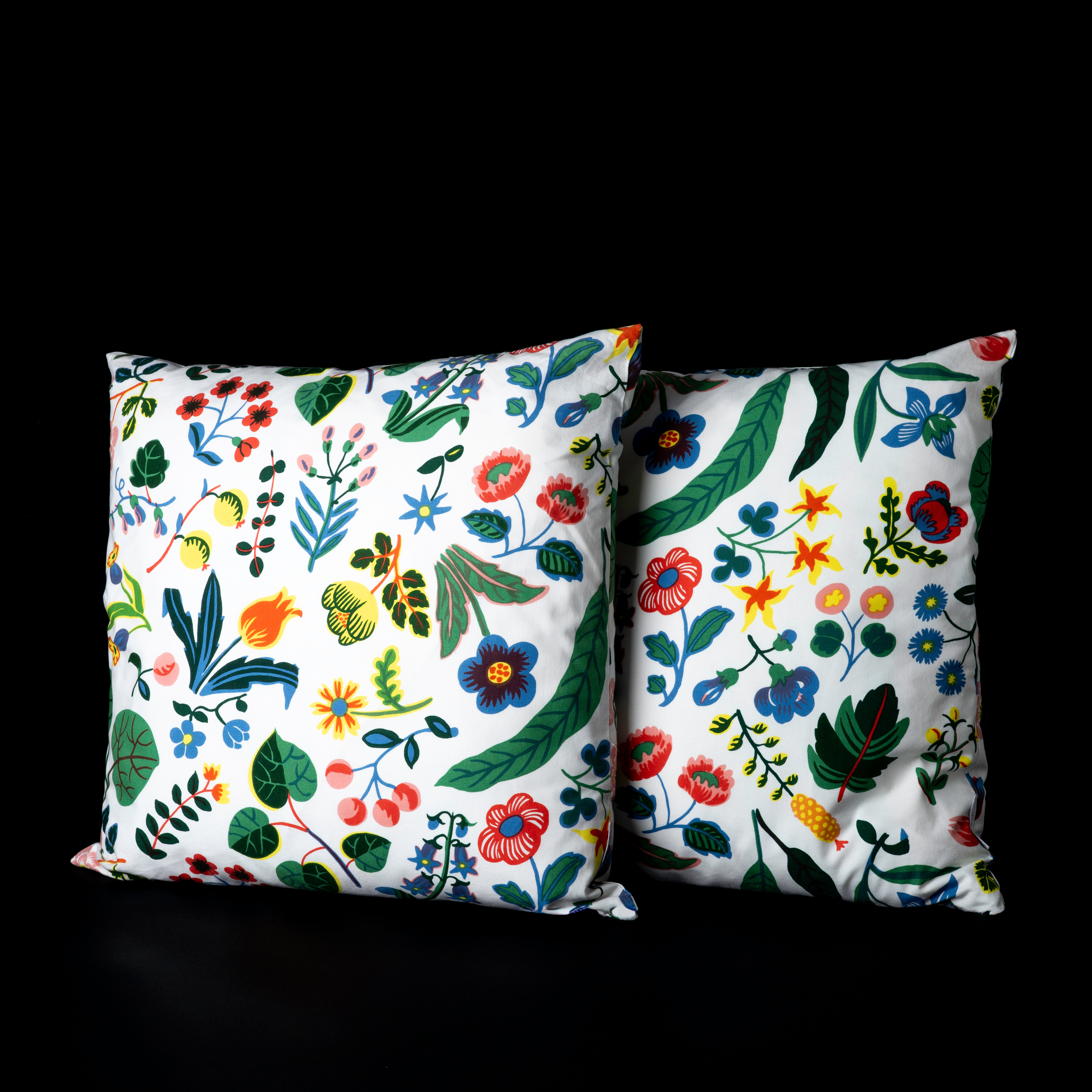 KUDDAR, ett par, textil "Mille Fleurs", Josef Frank för Firma Svenskt Tenn, etikettmärkta.