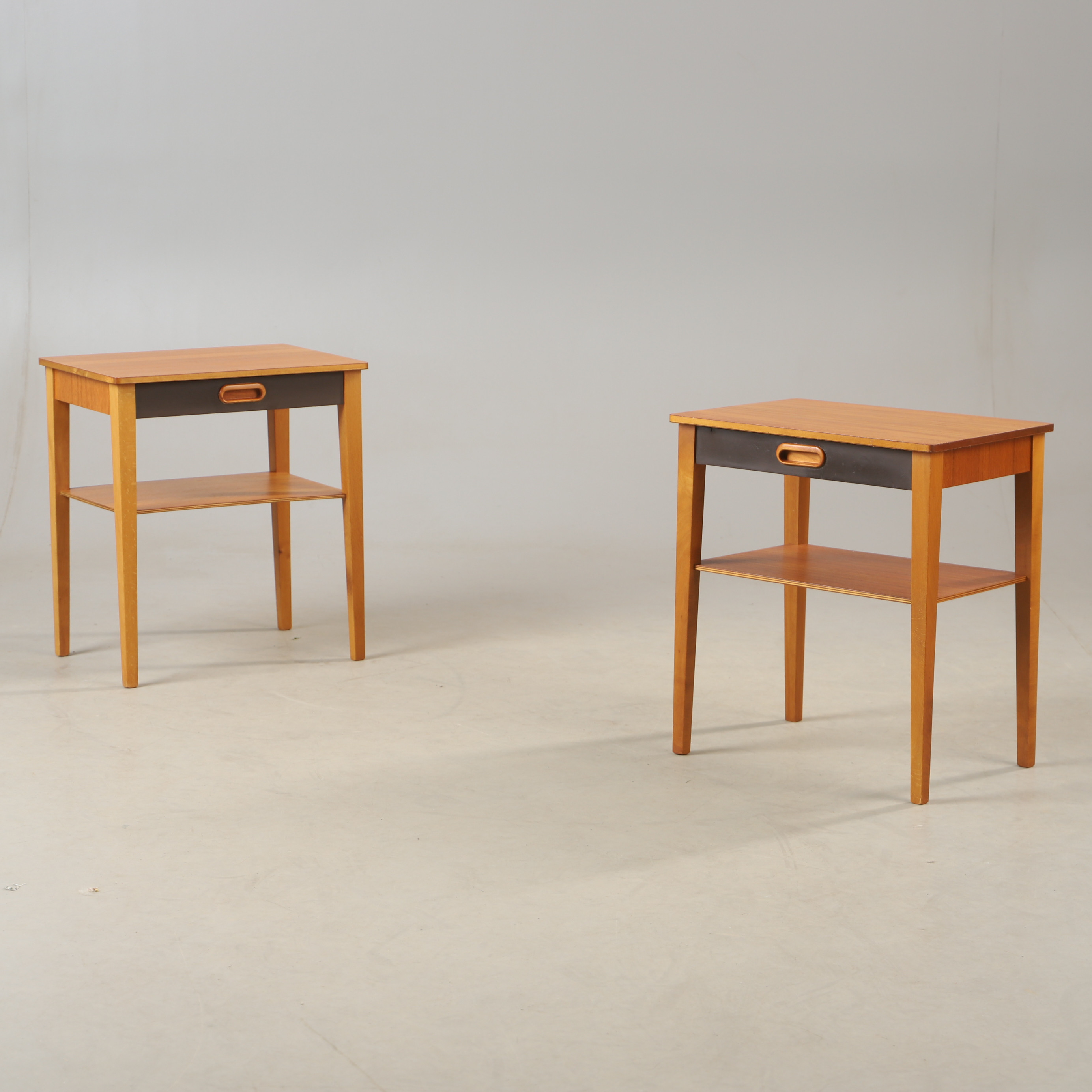 SÄNGBORD, 1 par, teak/målat, 1900-talets mitt.