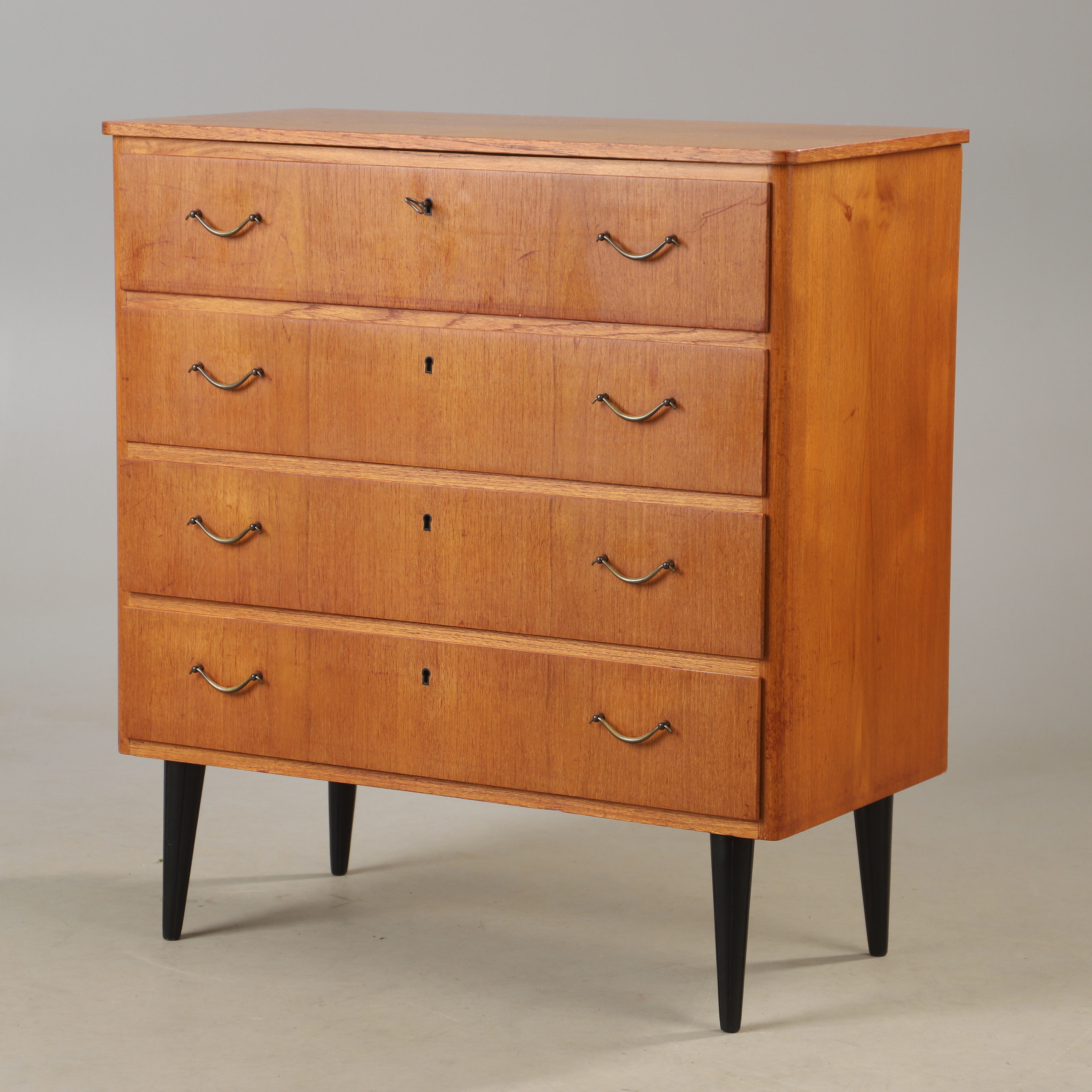 BYRÅ, 4-lådig, teak/målad, 1900-talets mitt.
