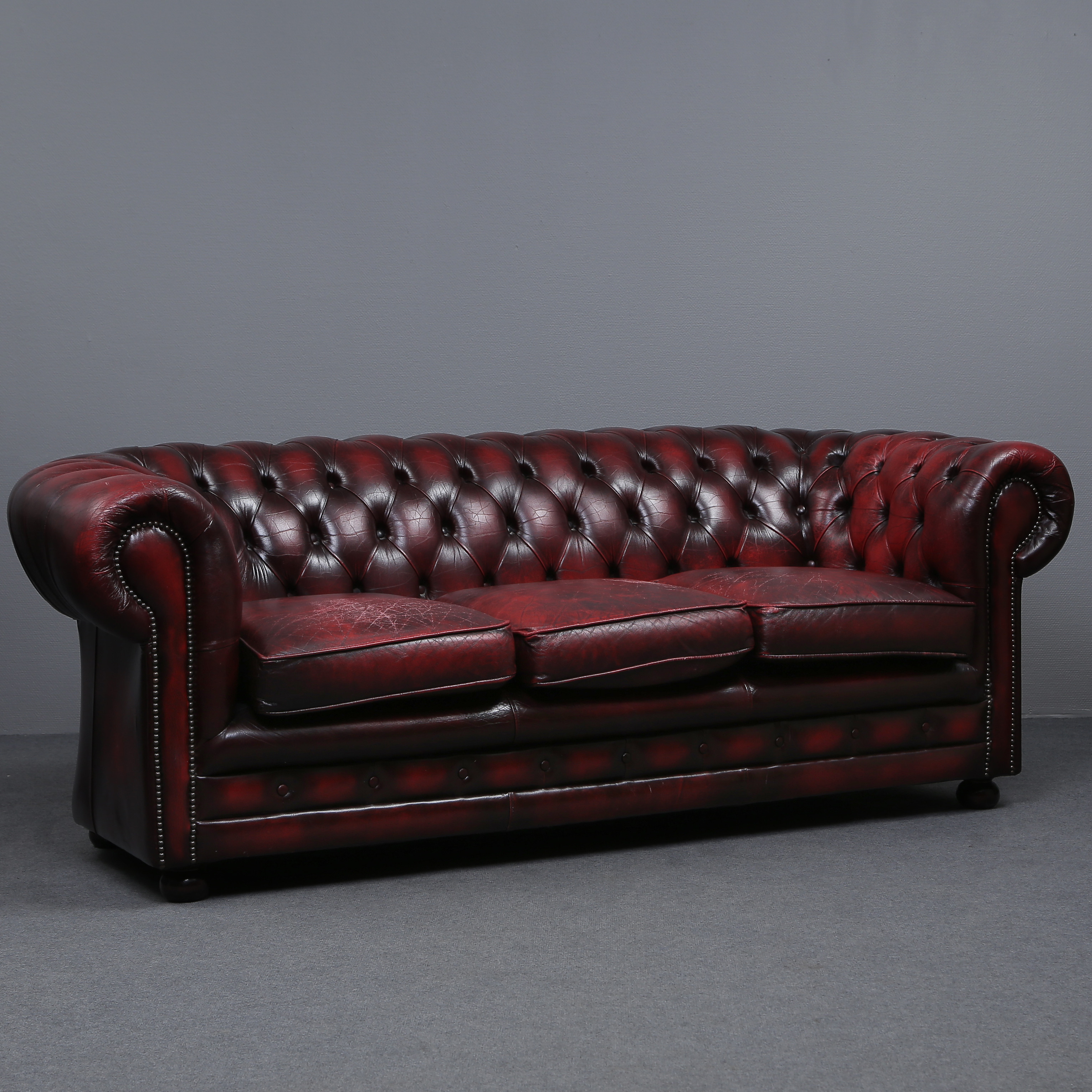 SOFFA, CHESTERFIELD, OXBLODSFÄRGAT LÄDER.