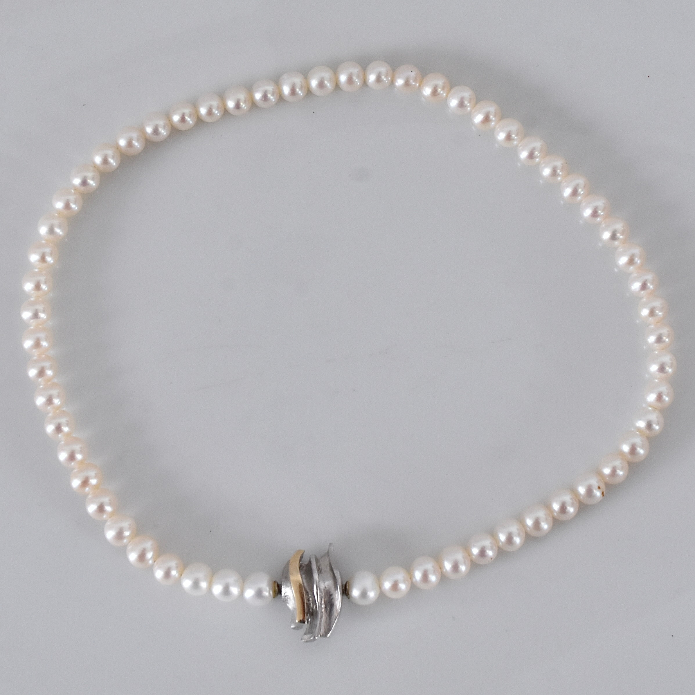 COLLIER, odlade pärlor med lås i delvis förgyllt sterlingsilver.