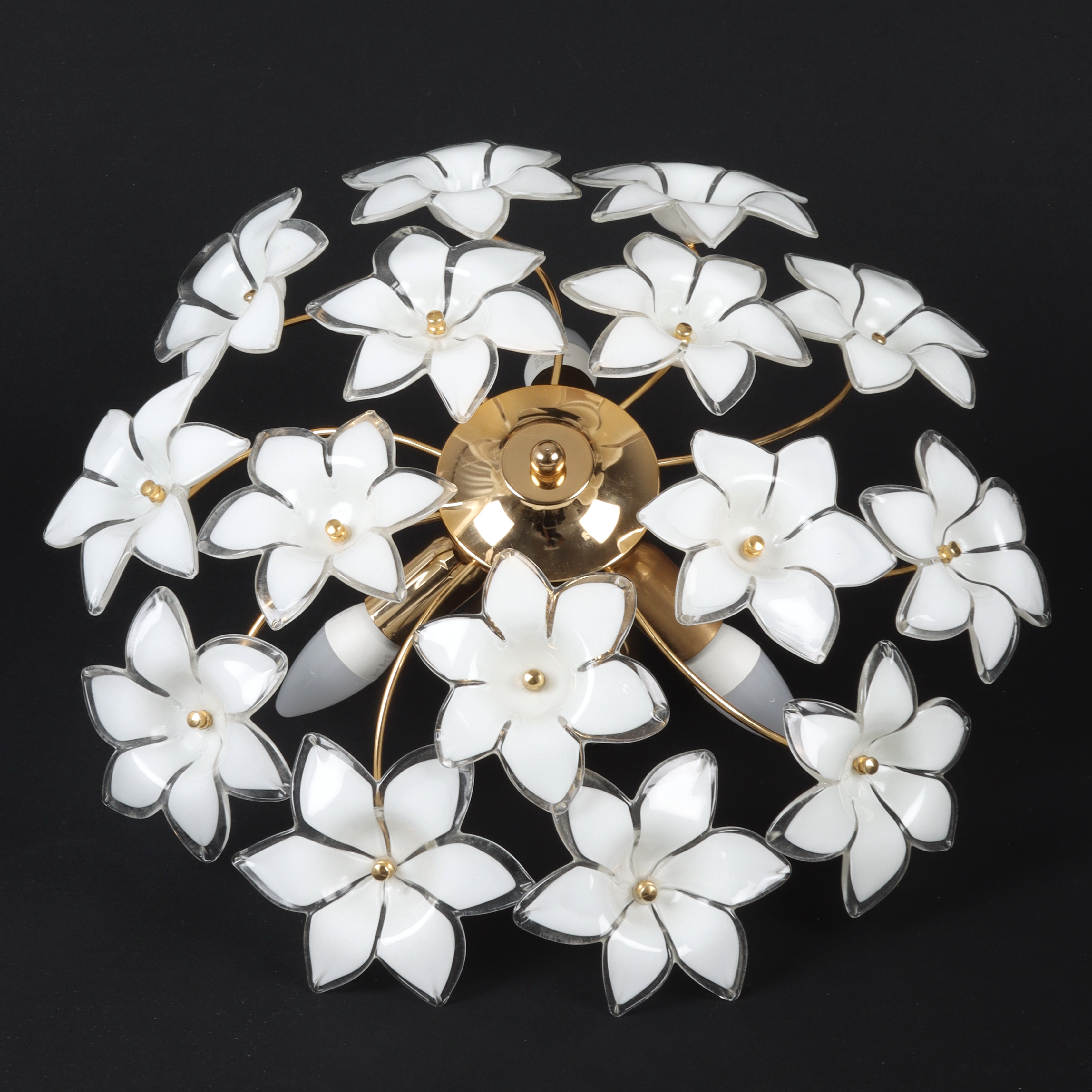 TAKLAMPA, metall, glas i form av blomster, 1900-talets senare del.
