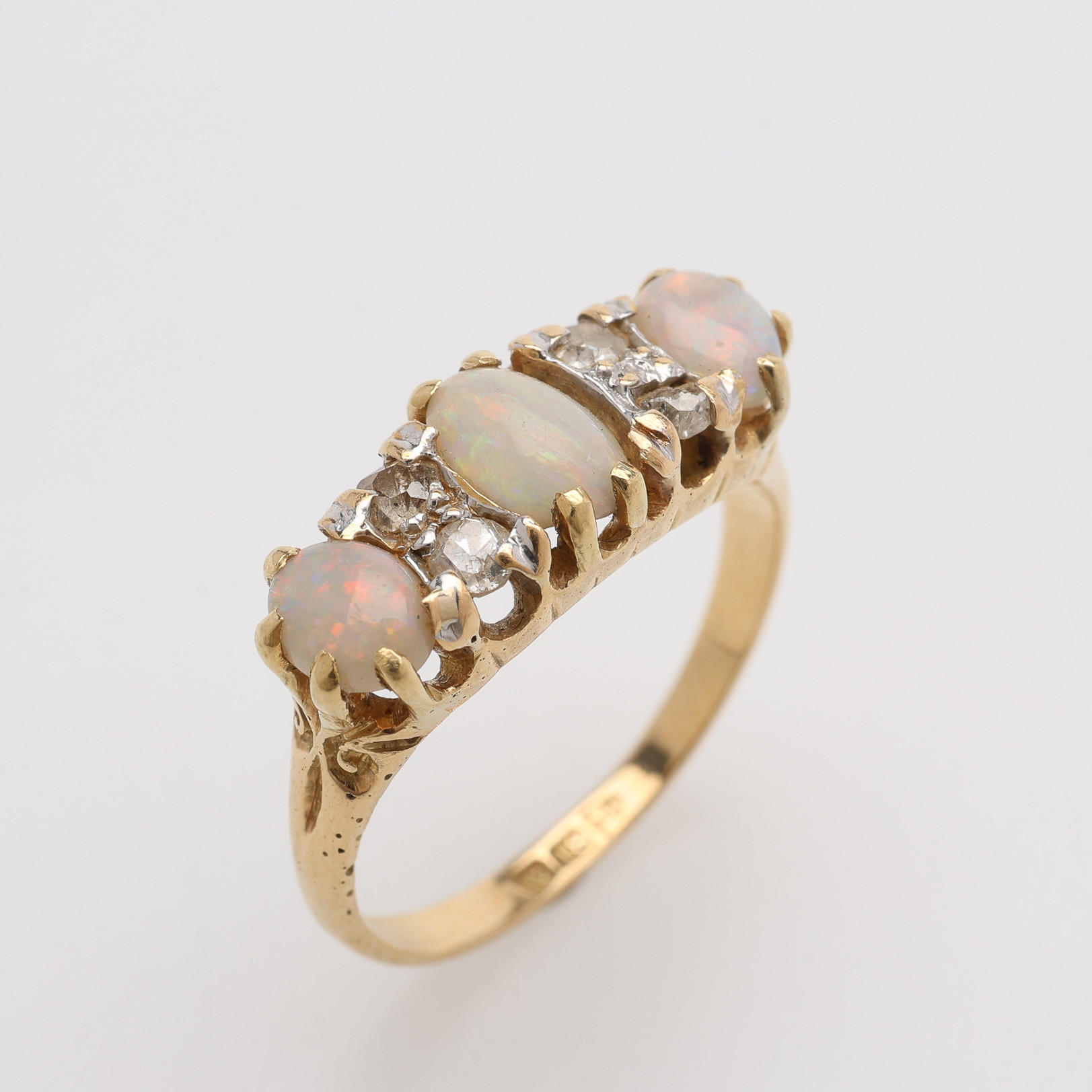RING, 18K GULD, GAMMALSLIPADE DIAMANTER & OPALER, CHESTER, ENGLAND, 1900-TALETS FÖRSTA HÄLFT, TOTALVIKT CA. 3,8 GRAM.
