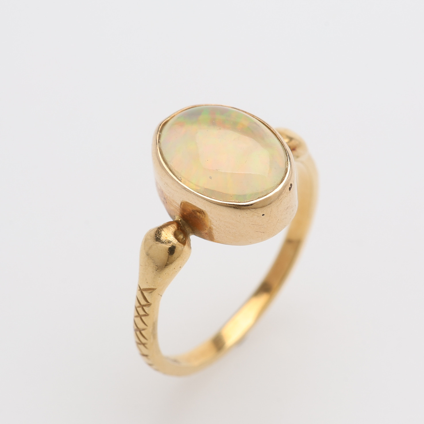 RING, 18K GULD & SEMITRANSPARENT OPAL, 1900-TALETS FÖRSTA HÄLFT, TOTALT CIRKA 2,8 GRAM.