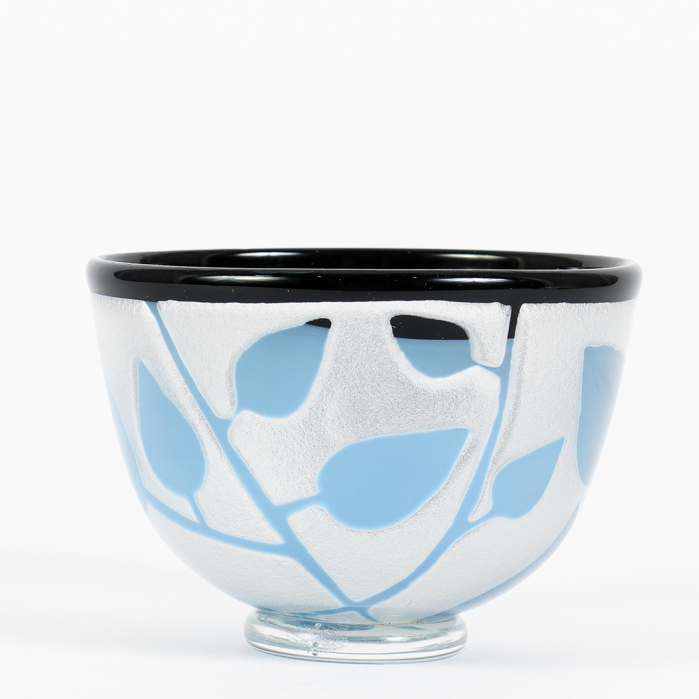 BERTIL VALLIEN. Skål konstglas, överfång, signerad.