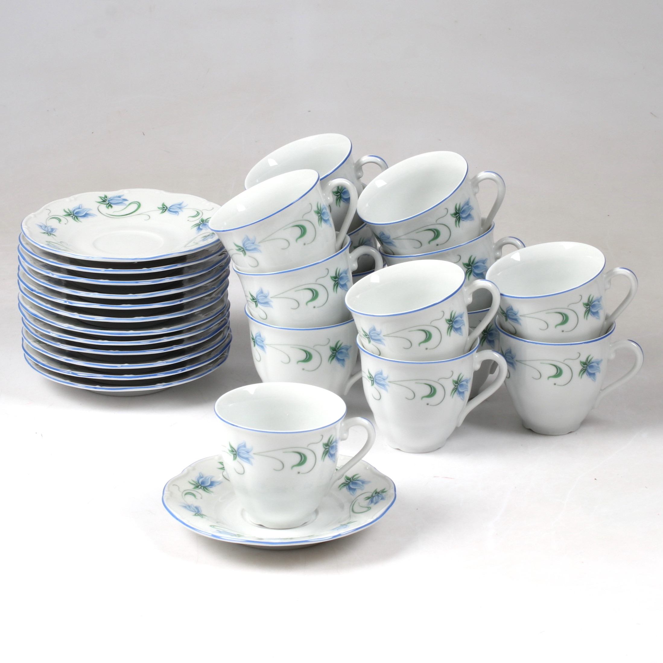 KAFFEKOPPAR och FAT, 27 delar porslin, "Blåklockor", Duka, 1900-talets senare del.
