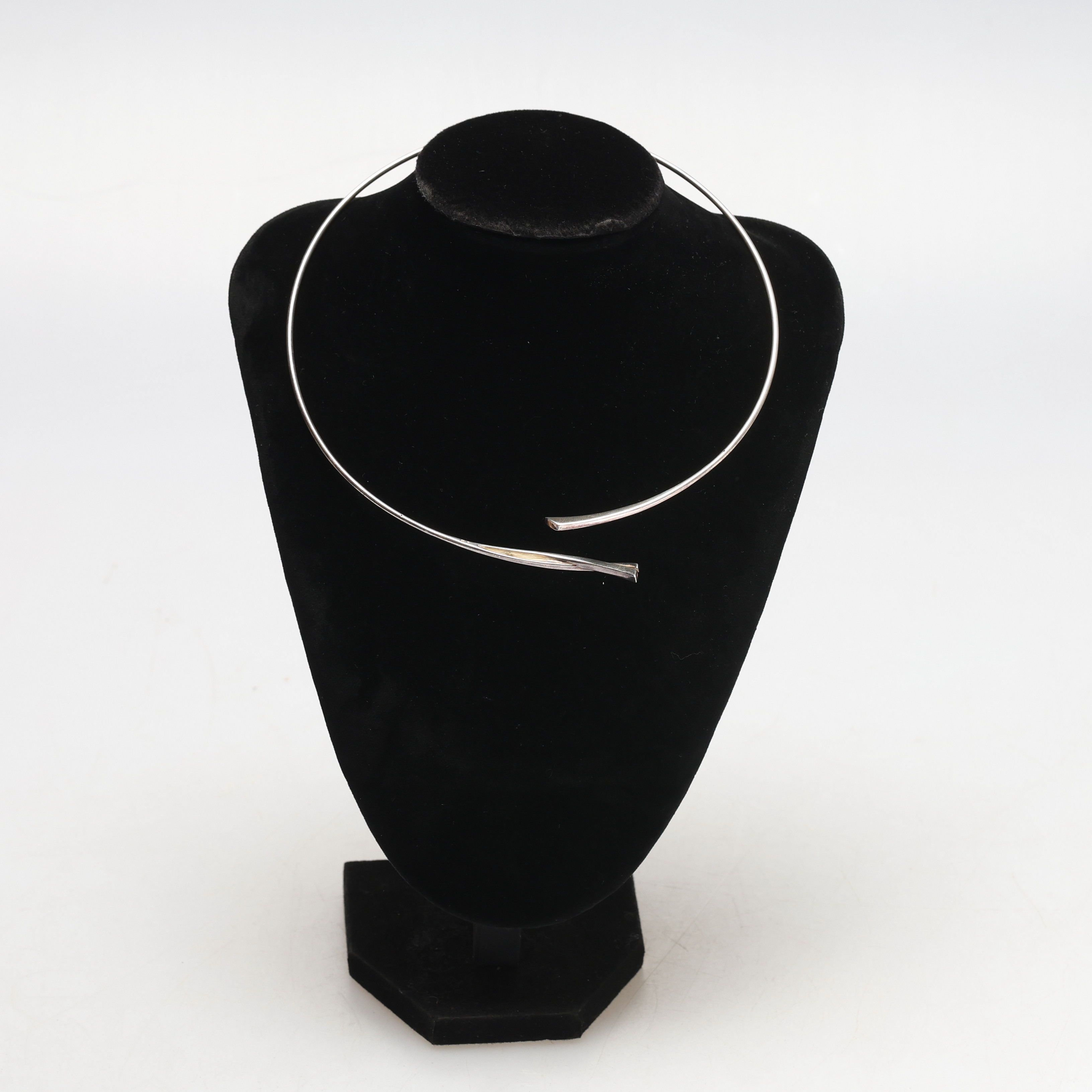 SILVERSMYCKEN. 3 halsband, 2 armband, vikt ca 119,8 g.