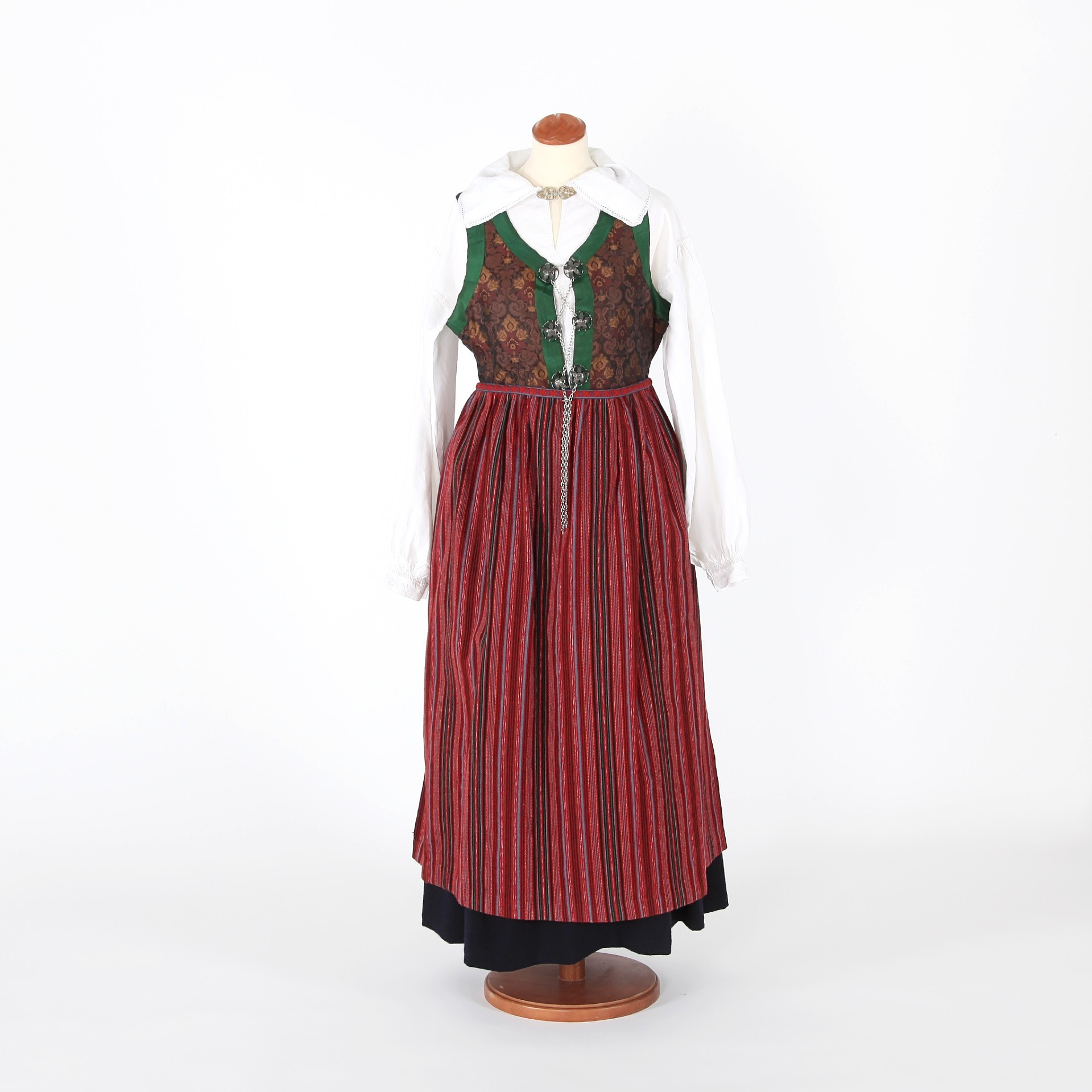 HÄRADSDRÄKT MED SILVERMÄRLOR, 3 delar, Torna Härad, Skåne, 1900-talets senare del.