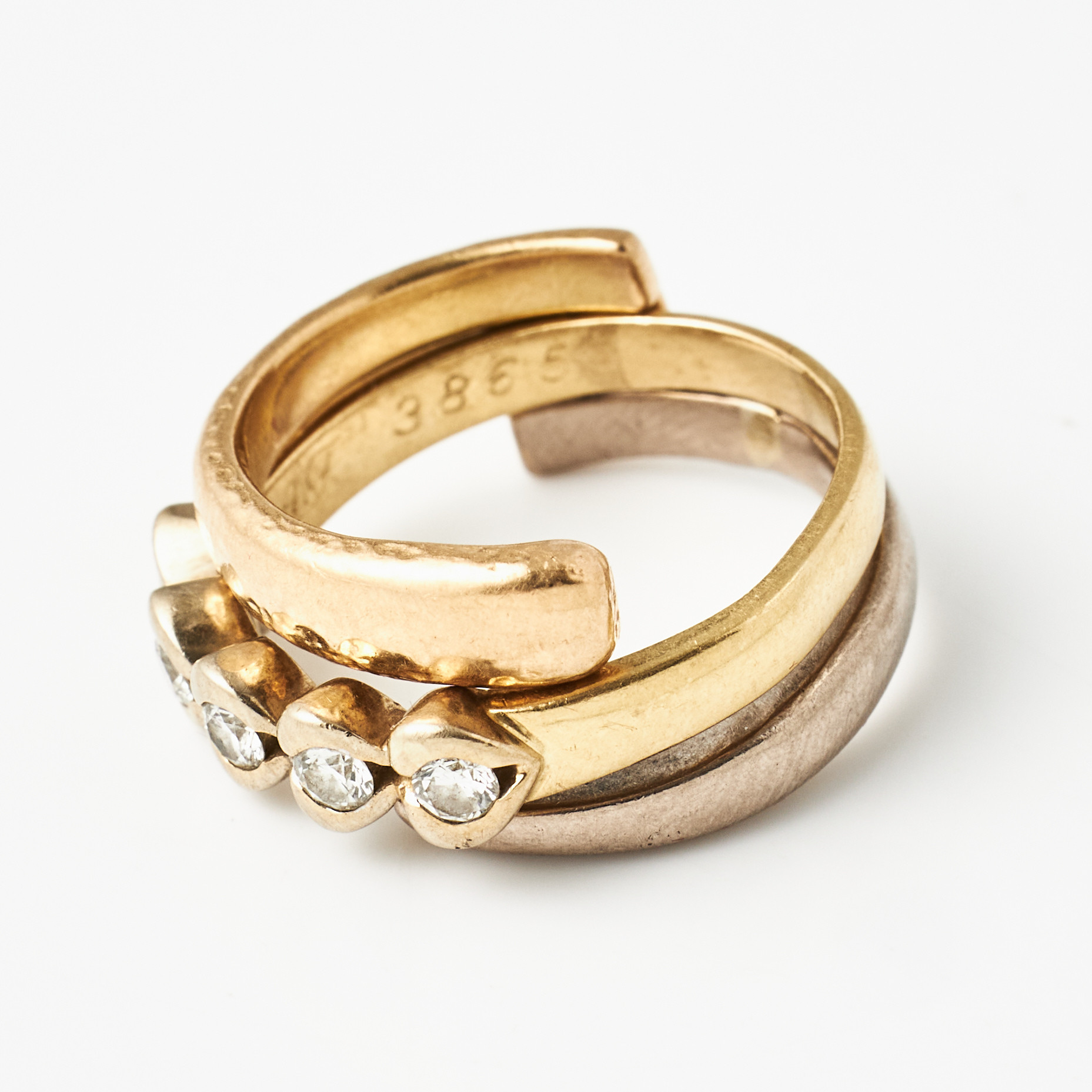 RING, 2-delad, en i 18 k röd/vitguld varav en del med hamrad dekor, stämplad BA Konstgjuteri HB, Stockholm 2002 resp. en i 18 k guld med dekor av 5 briljanter totalt ca 0,30 ct., ostämplad.