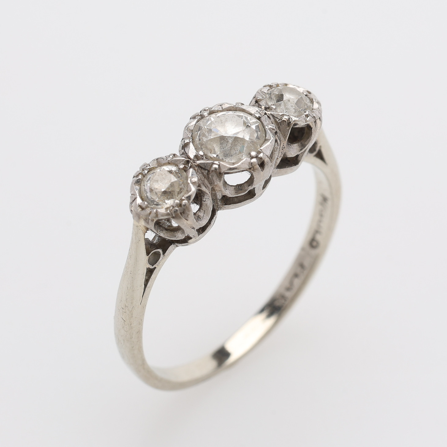 RING, PLATINA & GAMMALSLIPADE DIAMANTER OM TOTALT CA 0,6 CT, TOTALT CIRKA 2 GRAM.