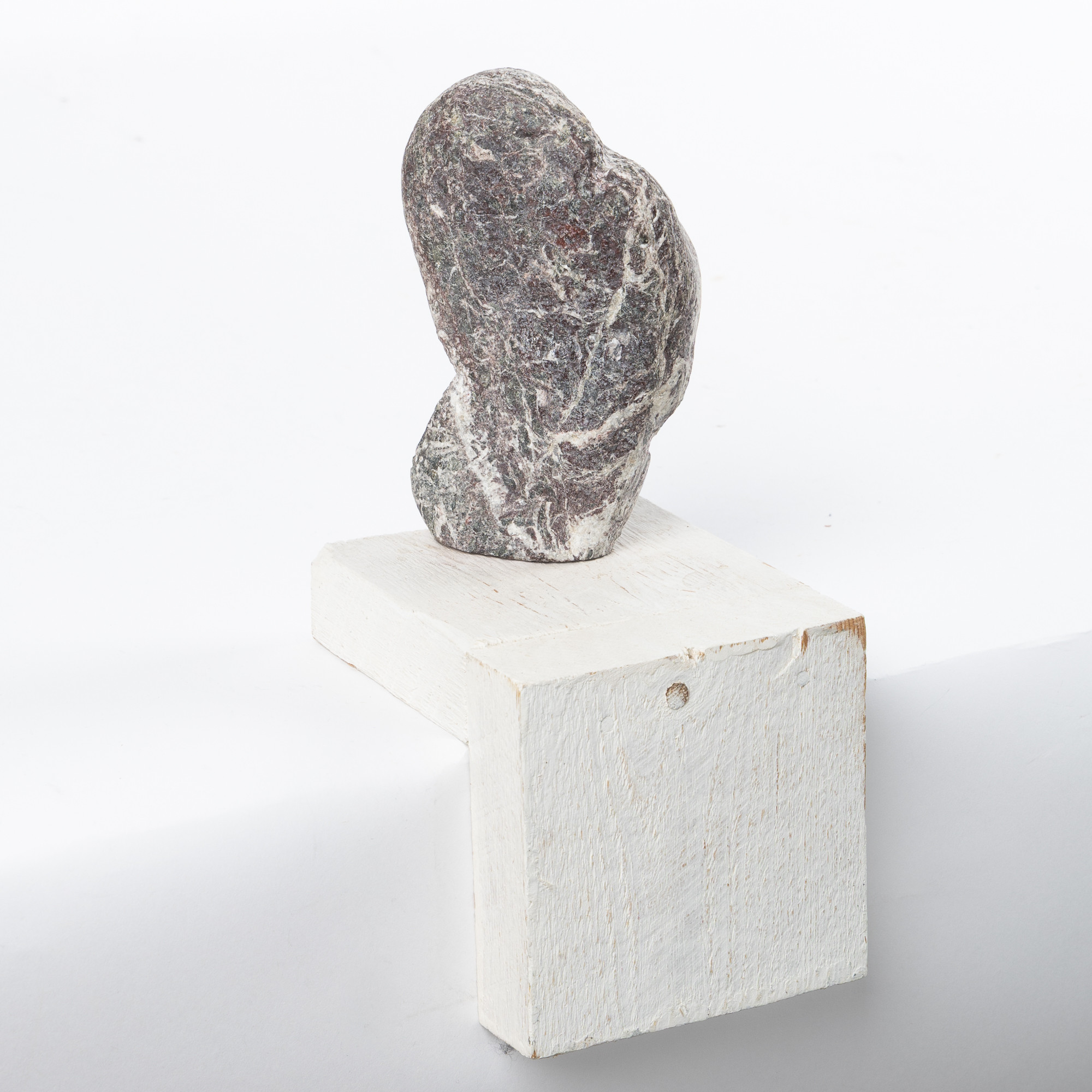 STAFFAN NIHLÉN (1929-2022). Skulptur, sten på träsockel, samtida.