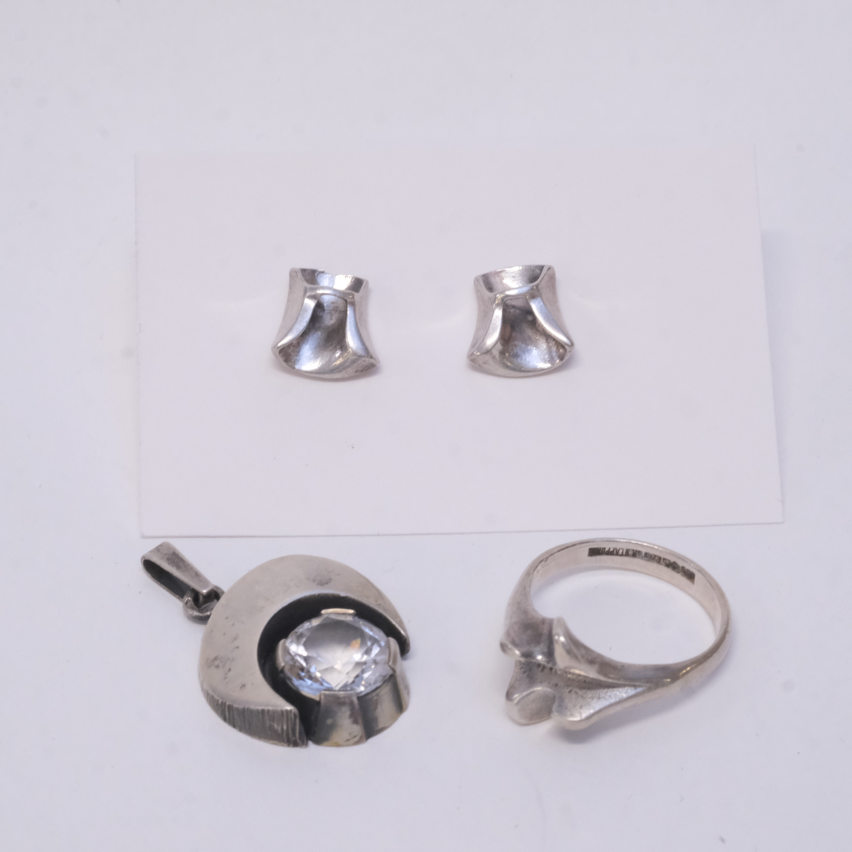 RING OCH ETT PAR ÖRHÄNGEN, LAPPONIA SAMT HÄNGE MED STEN, SILVER.