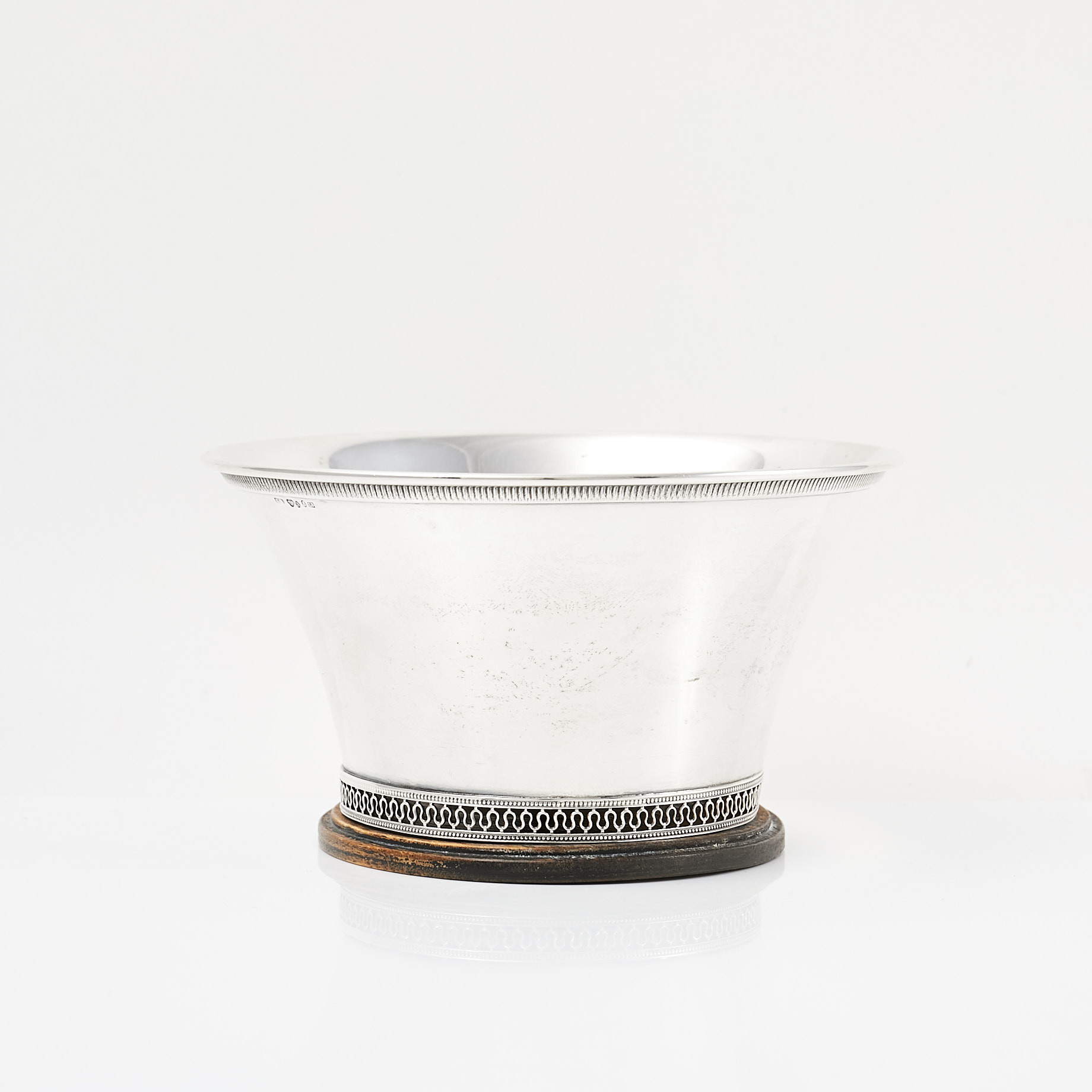SKÅL. silver, på träsockel, K.A, Stockholm, 1937.