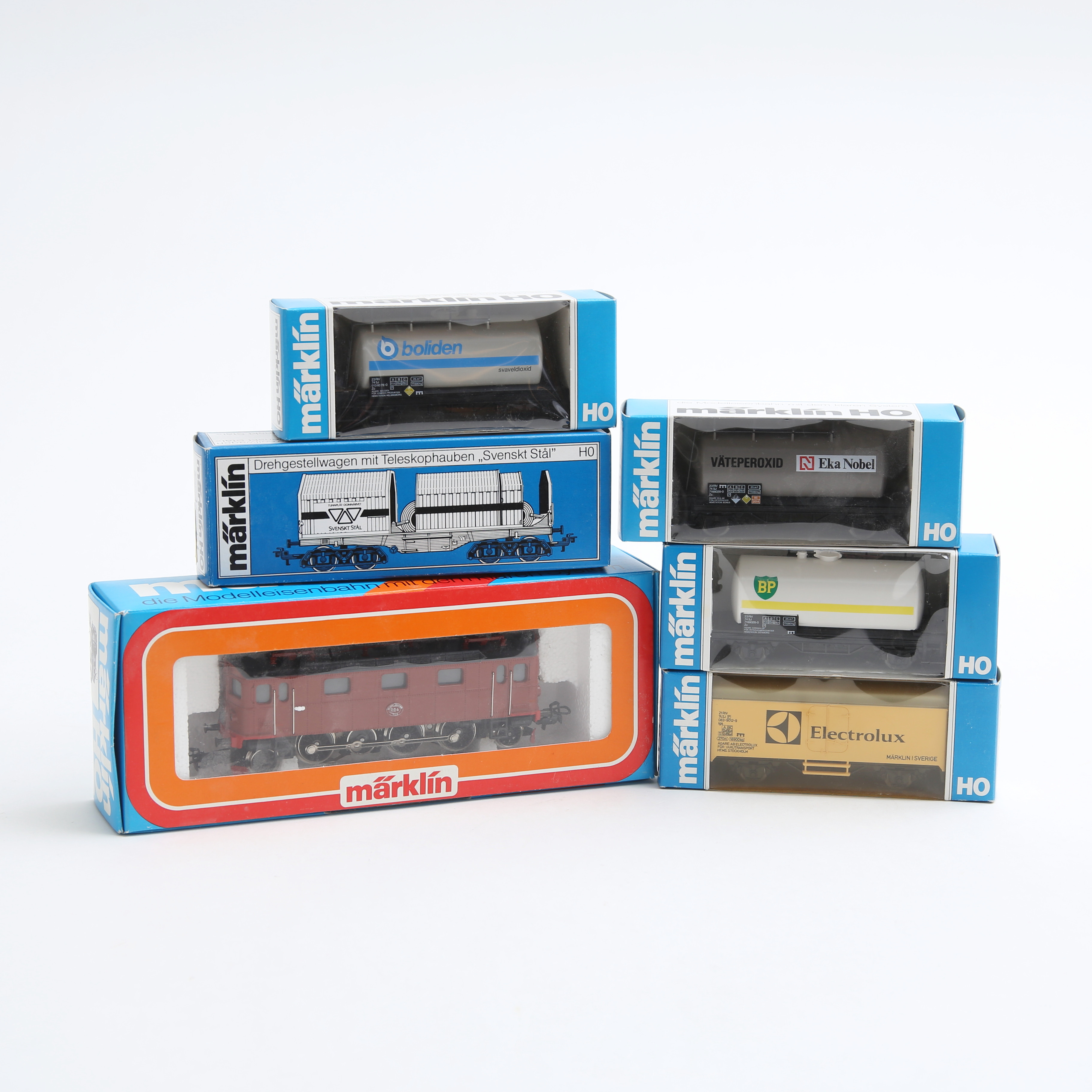 MÄRKLIN HO, lok samt vagnar, 6 delar, bla modell 3030.