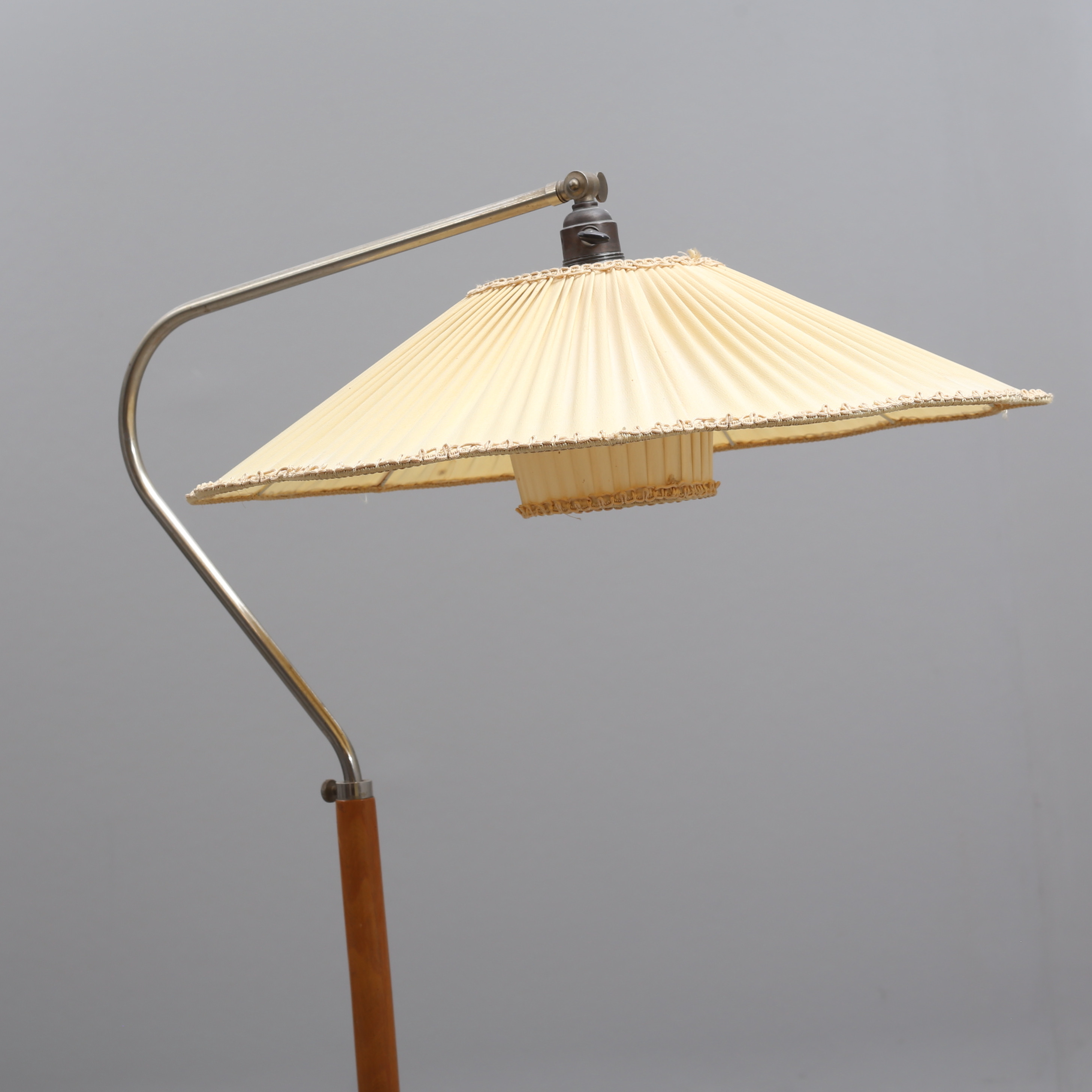 GOLVLAMPA, trä/metall, 1940-tal.
