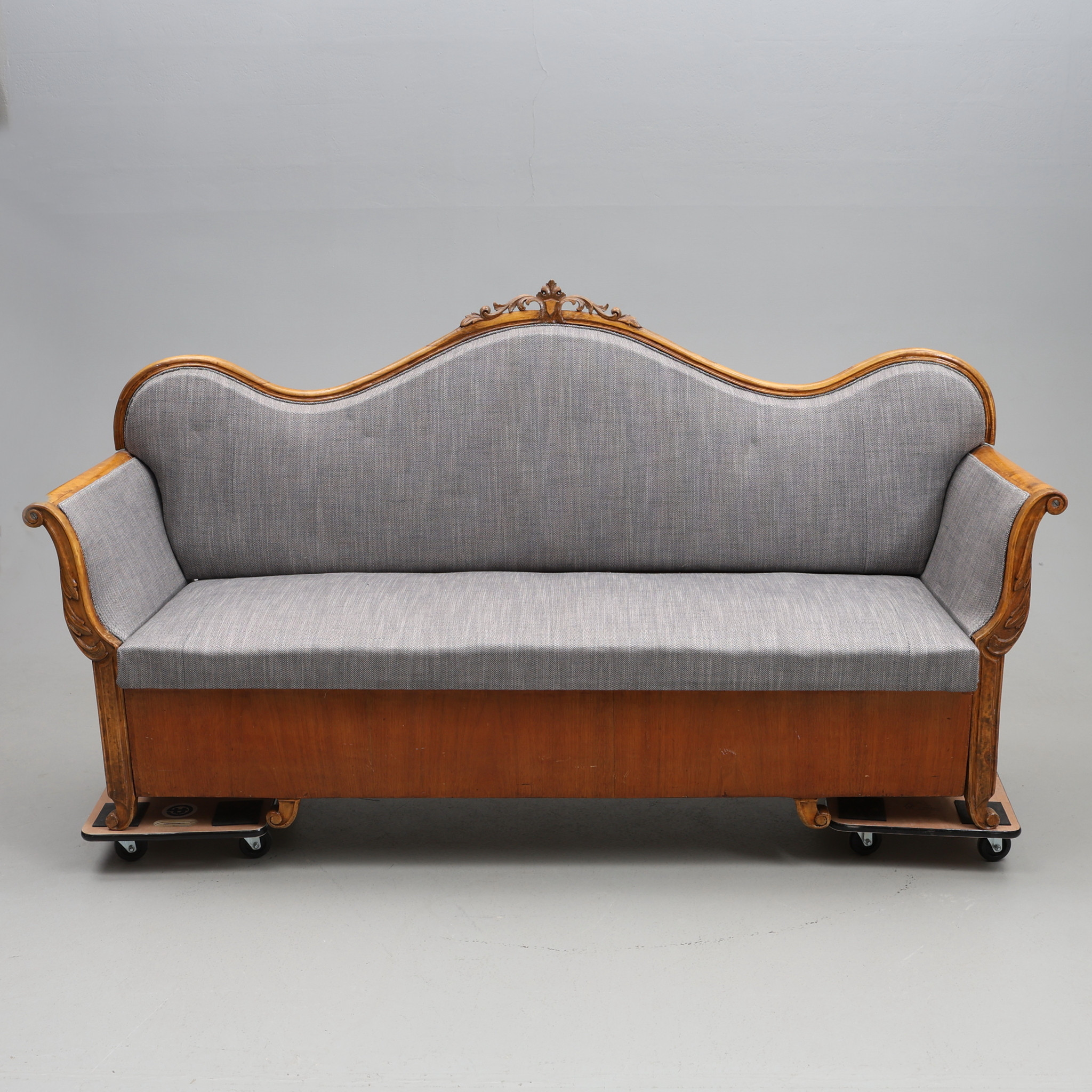 SOFFA. Fanérad med valnöt, 1800-tal.