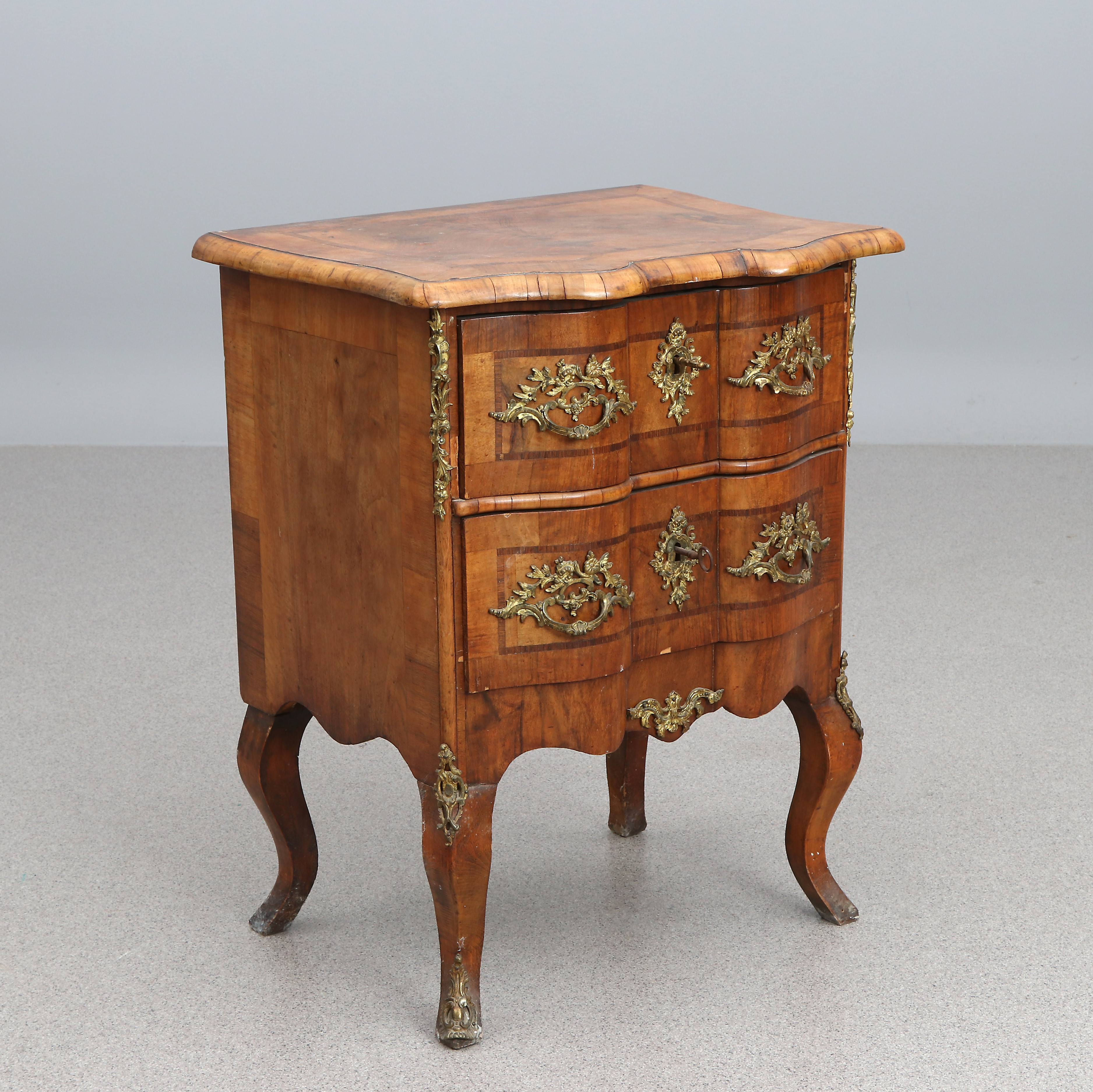 BYRÅ. Valnöt. Barockstil, 1800-tal.