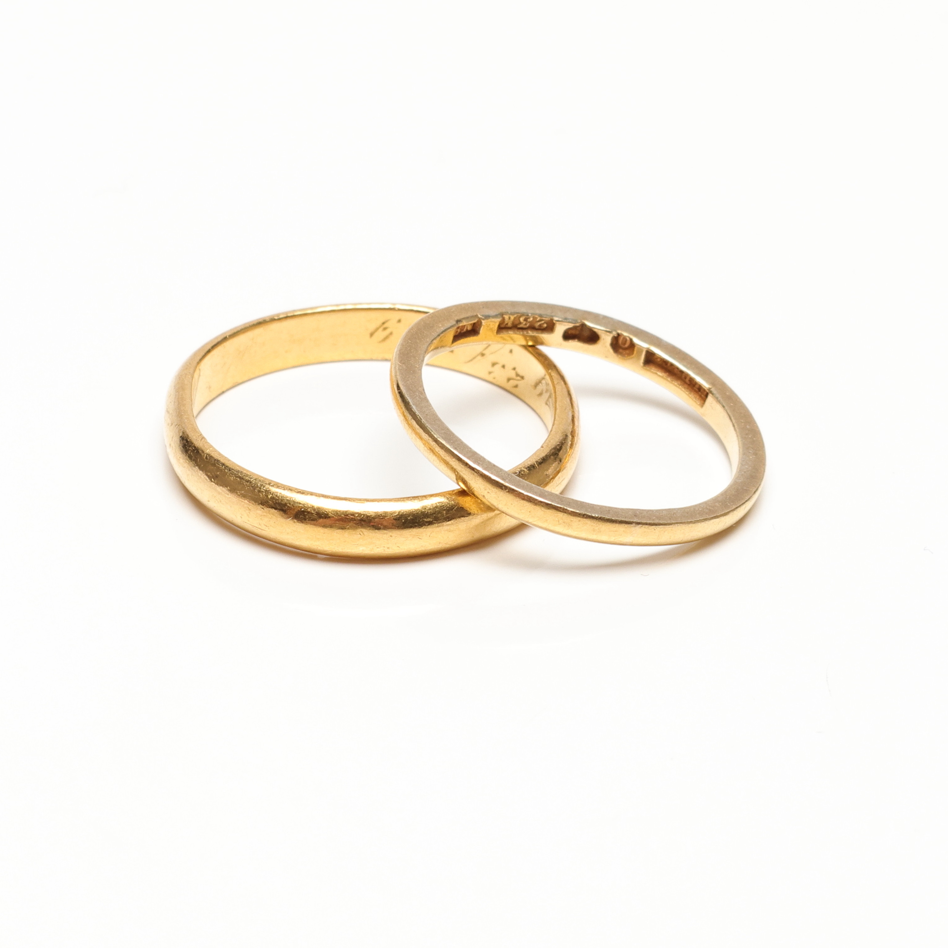 RINGAR, två stycken, guld, 23k, ca 8,2 gram.