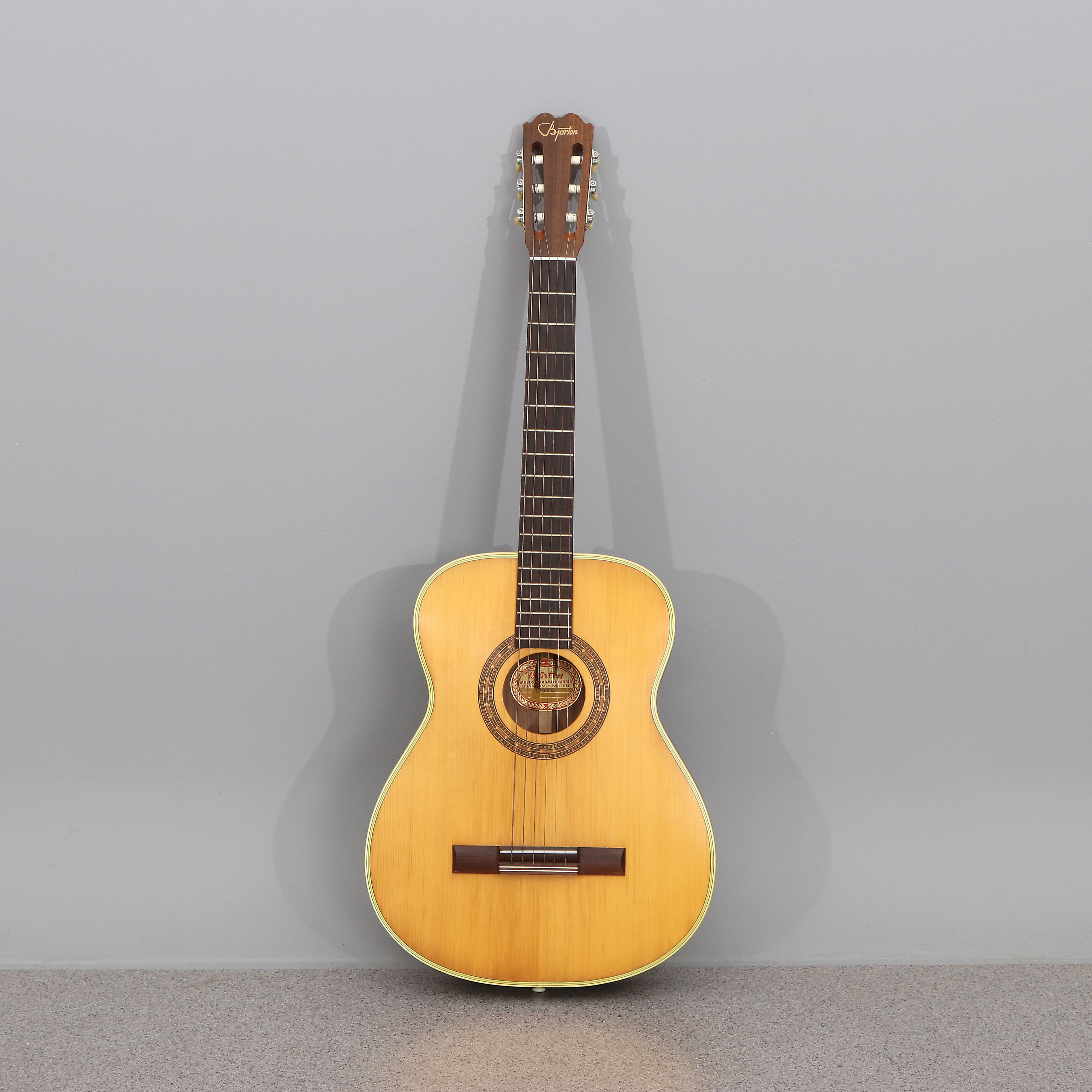 BJÄRTON, AKUSTISK GITARR. Serienr 19934.