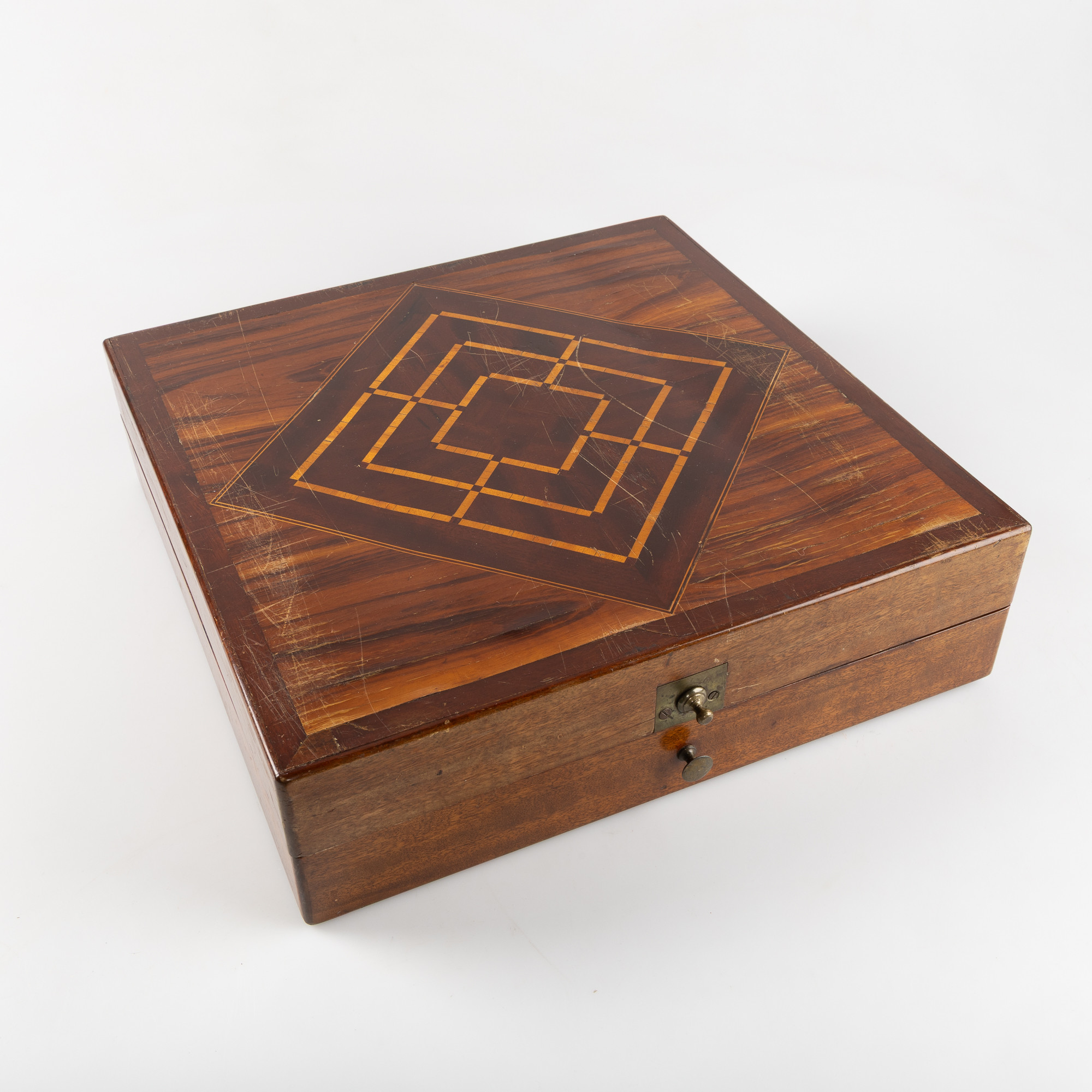 SCHATULL med backgammon samt schackpjäser.