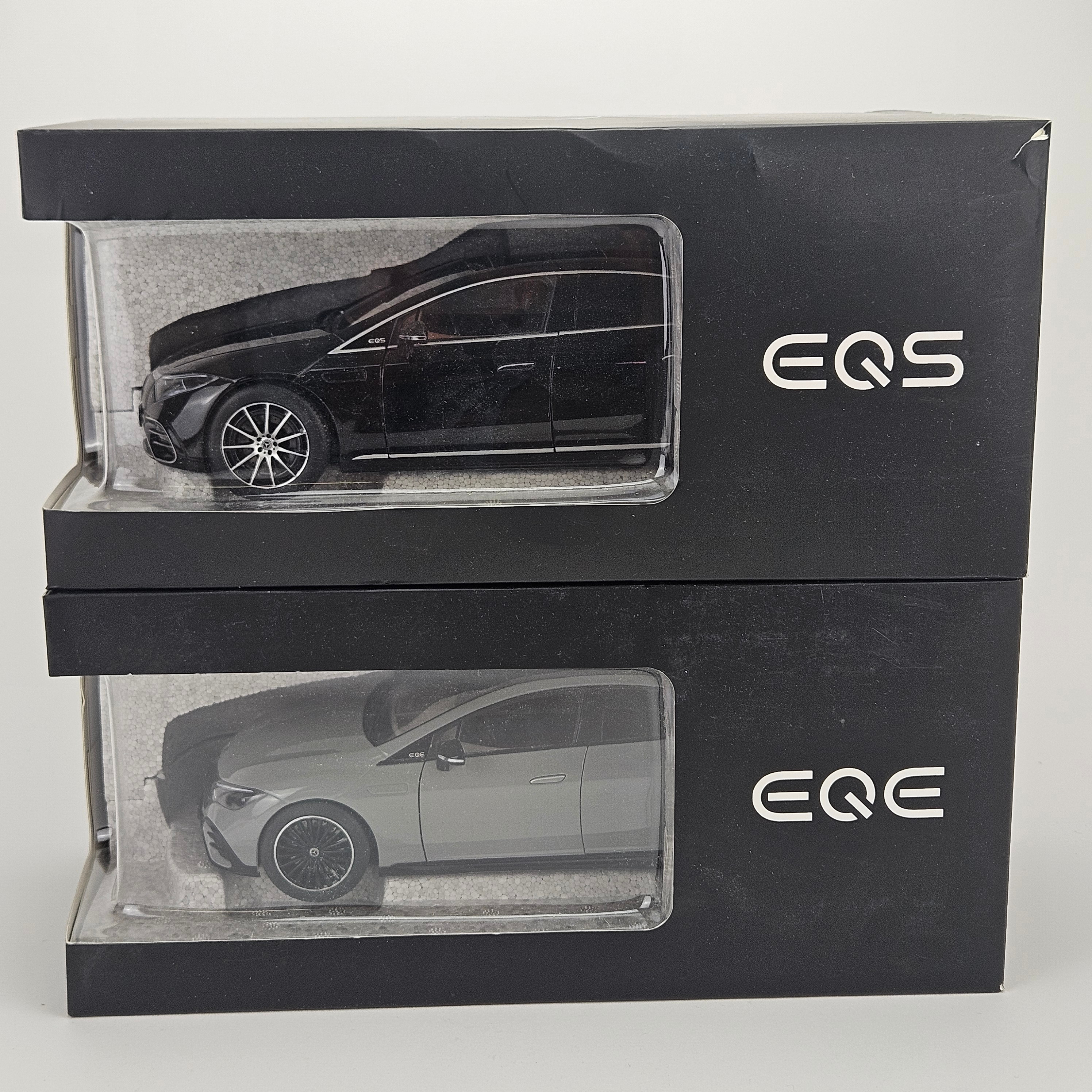 MODELLBILAR, 2 st, Mercedes-Benz, skala 1:18.