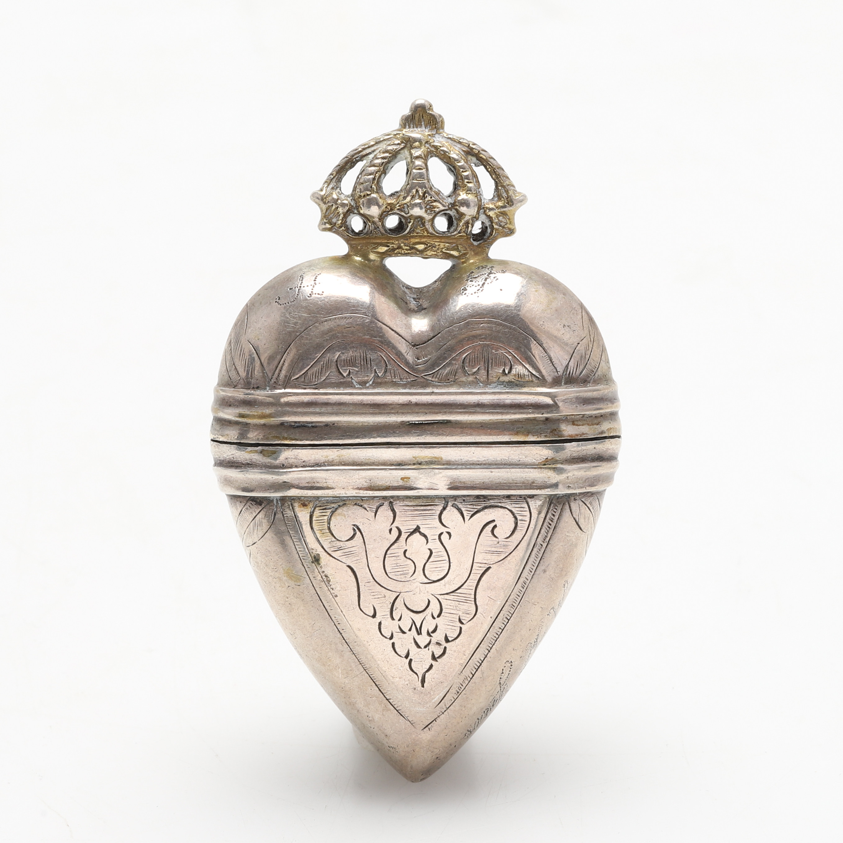 HOVEDVANDSÆG/ LUKTDOSA, silver, hjärtformad, sannolikt Danmark. Vikt ca 32,7 gram.