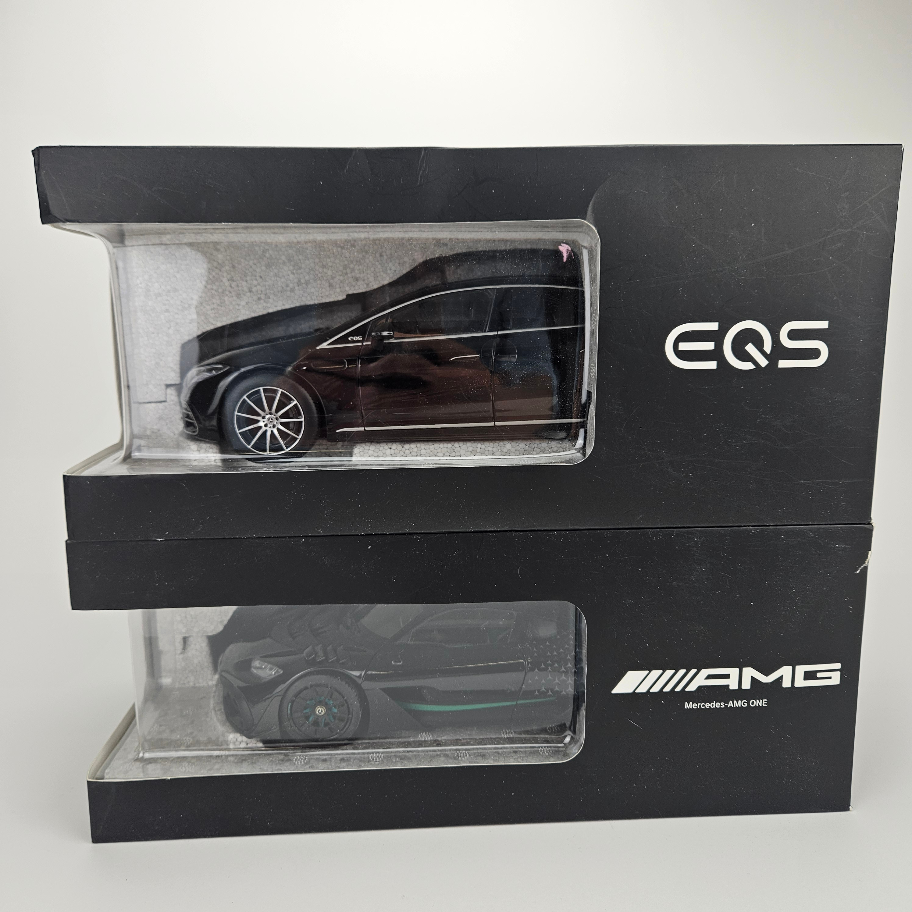 MODELLBILAR, 2 st, Mercedes-Benz, skala 1:18.