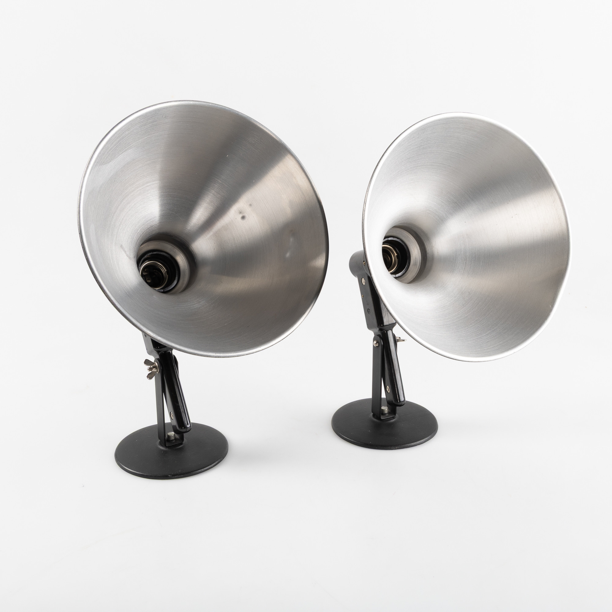 BORDSLAMPOR, ett par, industri, "Elwis", svart aluminium samt backelit.