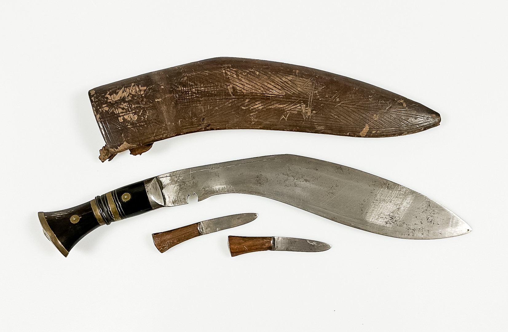 KNIV, Kukri, metall, skinn, trä, 1900-tal.