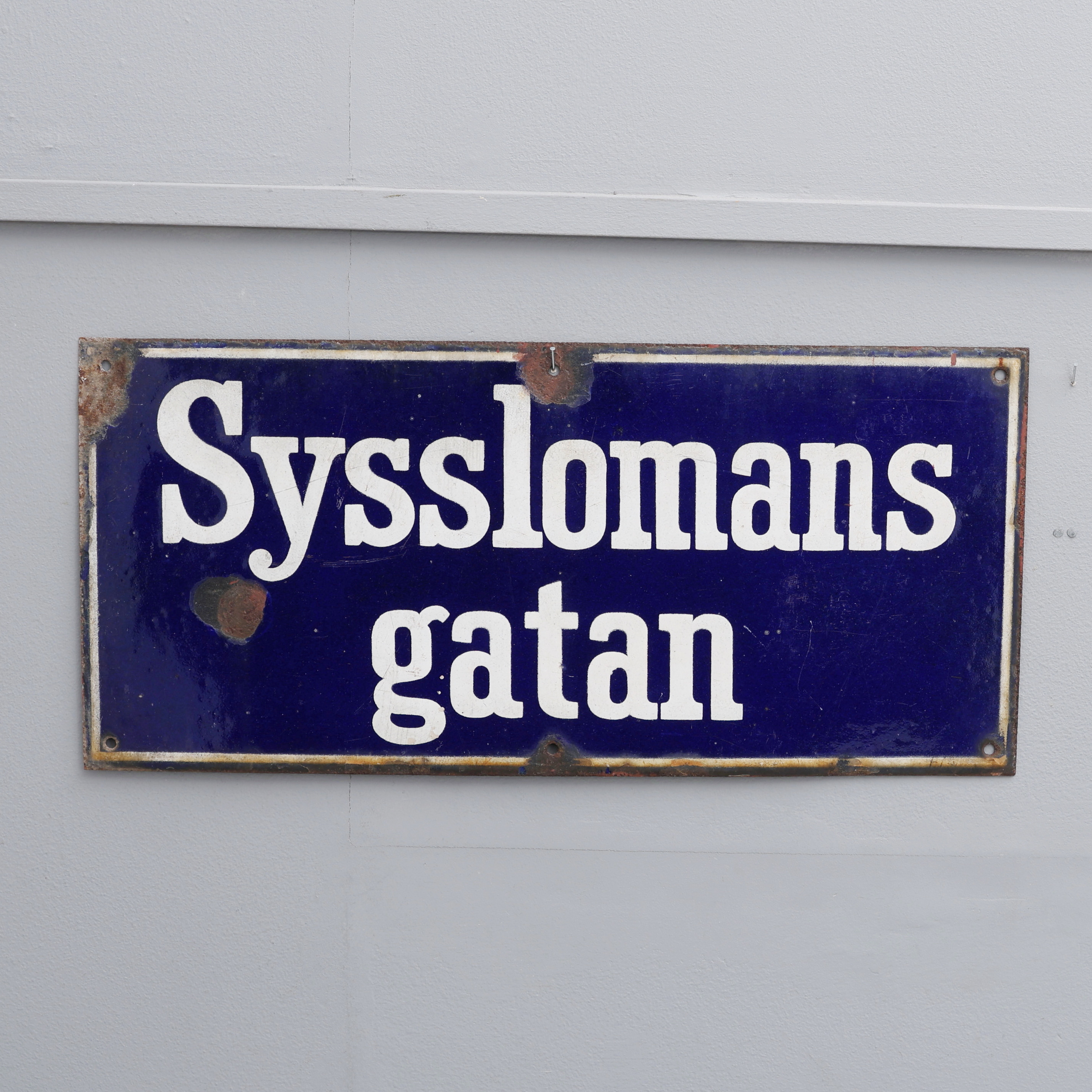 GATUSKYLT, EMALJERAD PLÅT, 'Sysslomansgatan', enligt uppgift från gatumiljö i Uppsala.