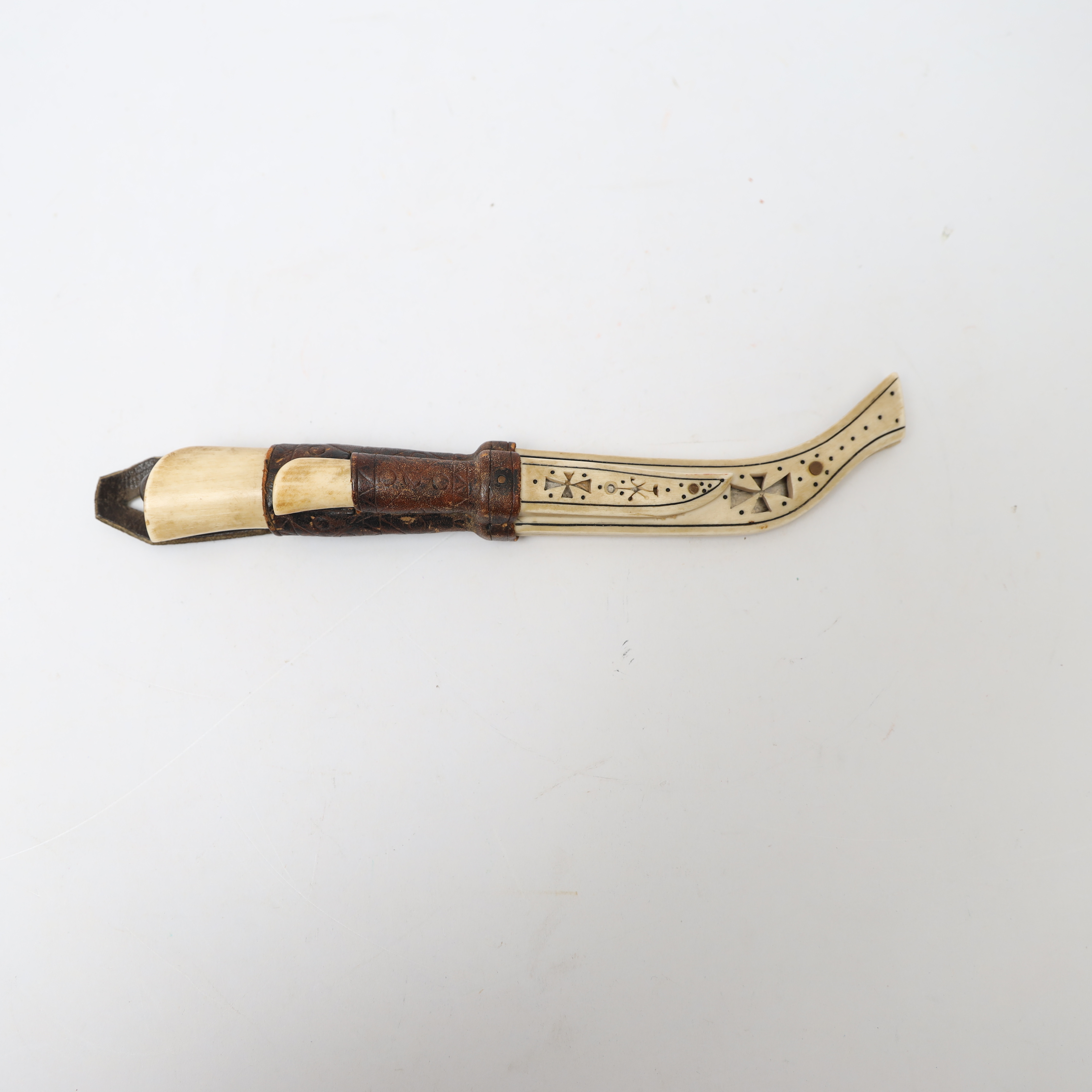 KNIV, så kallad dubbelkniv, samarbete, horn och läder, slidor delvis med genombruten dekor.