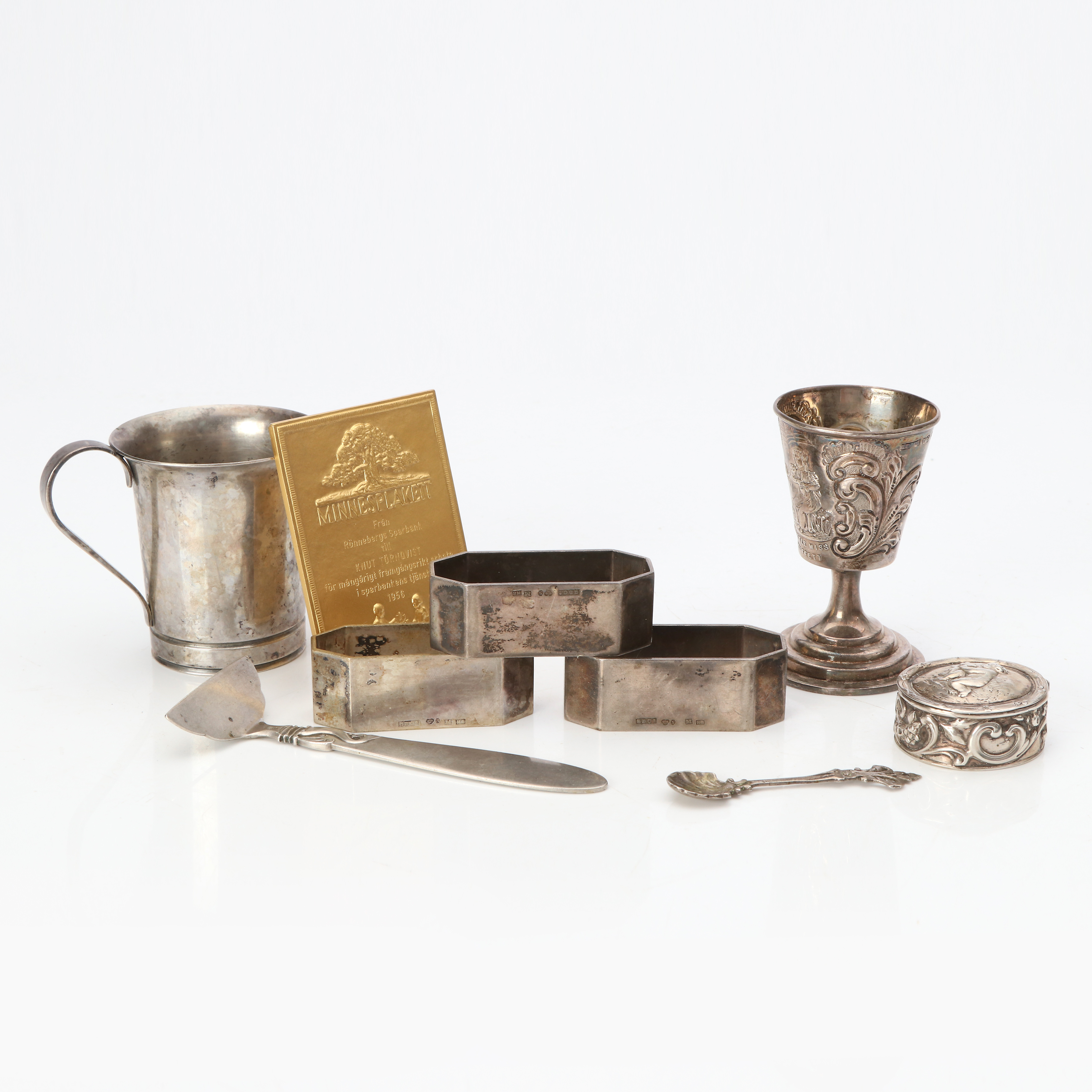 PARTI SILVER, NIO DELAR. 18/1900-tal. Vikt ca 345 gram.