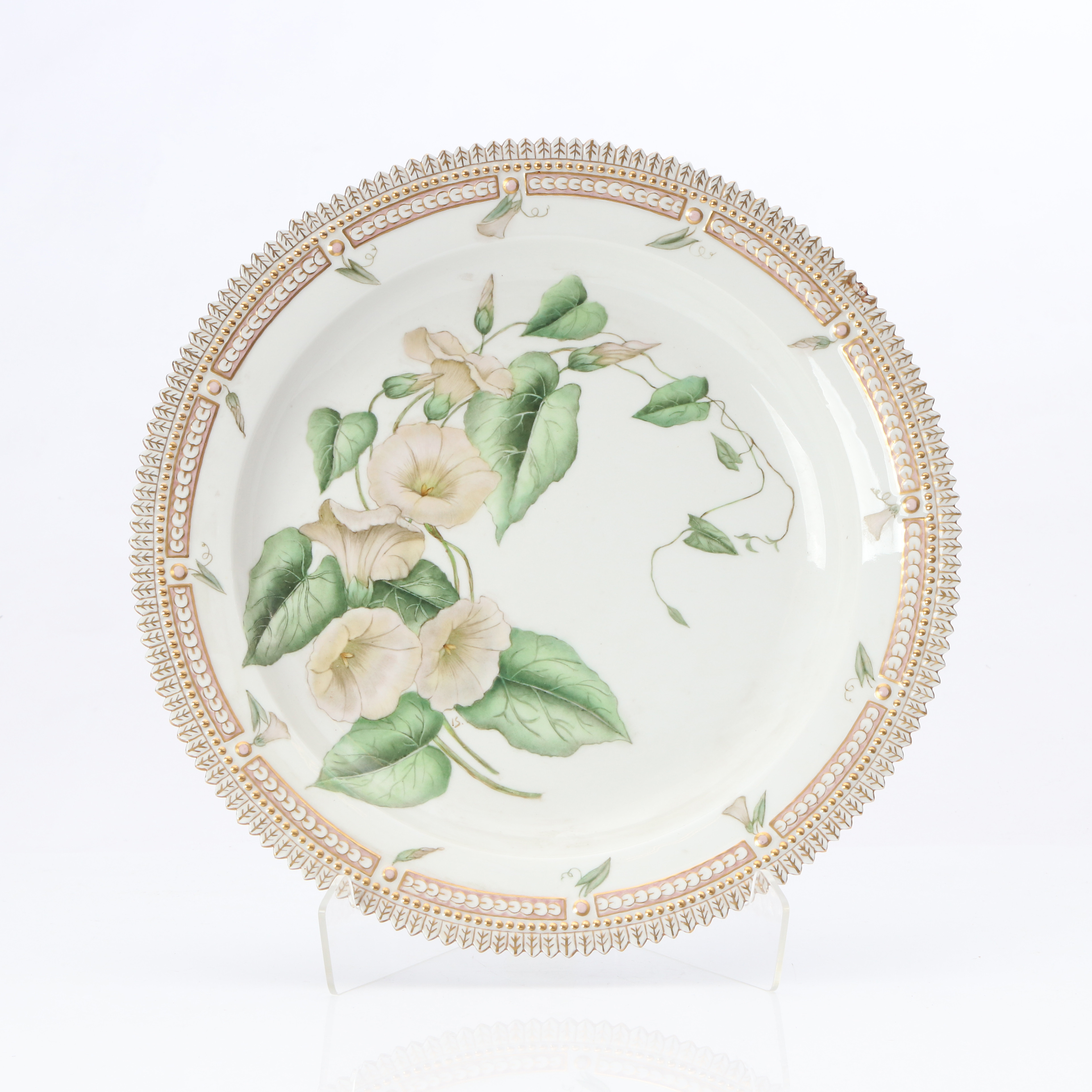 ROYAL COPENHAGEN, UPPLÄGGNINGSFAT. Porslin med polykrom och förgylld hemmamålad dekor av Flora Danica-typ. Daterat 1952.